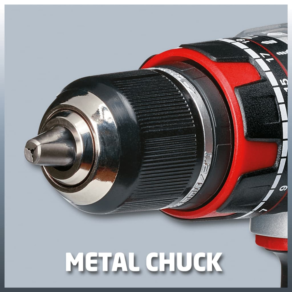 Zbliżenie czarnego uchwytu wiertarskiego z metalową końcówką i czerwonymi akcentami. Tekst METAL CHUCK.