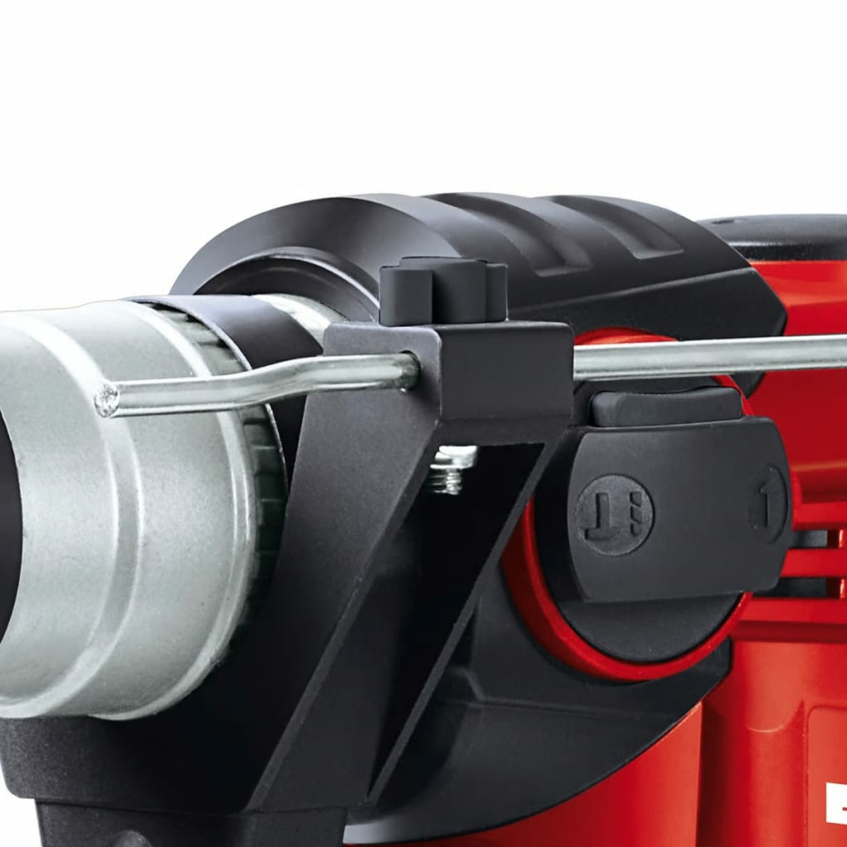 Un utensile elettrico con una combinazione di colori argento, nero e rosso è mostrato da vicino.