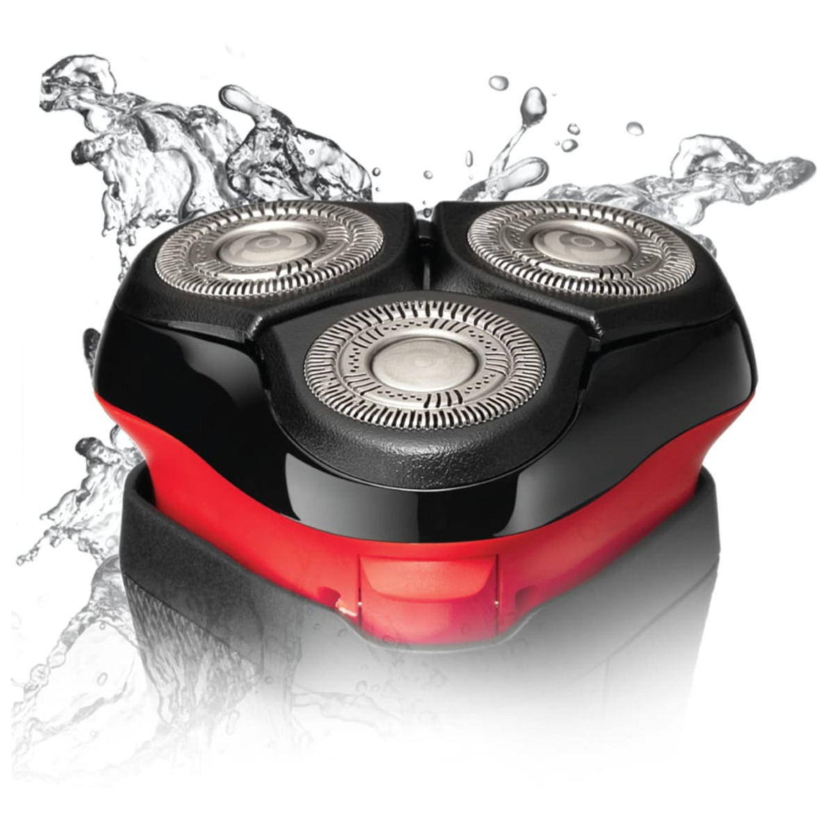 Głowica golarki elektrycznej z trzema obrotowymi ostrzami, czarna i czerwona, wokół rozpryski wody. Białe tło.