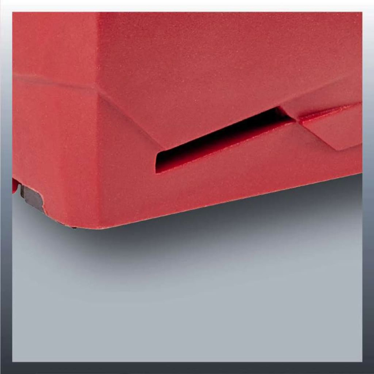 Angolo rosso di un dispositivo, con una fessura scura.