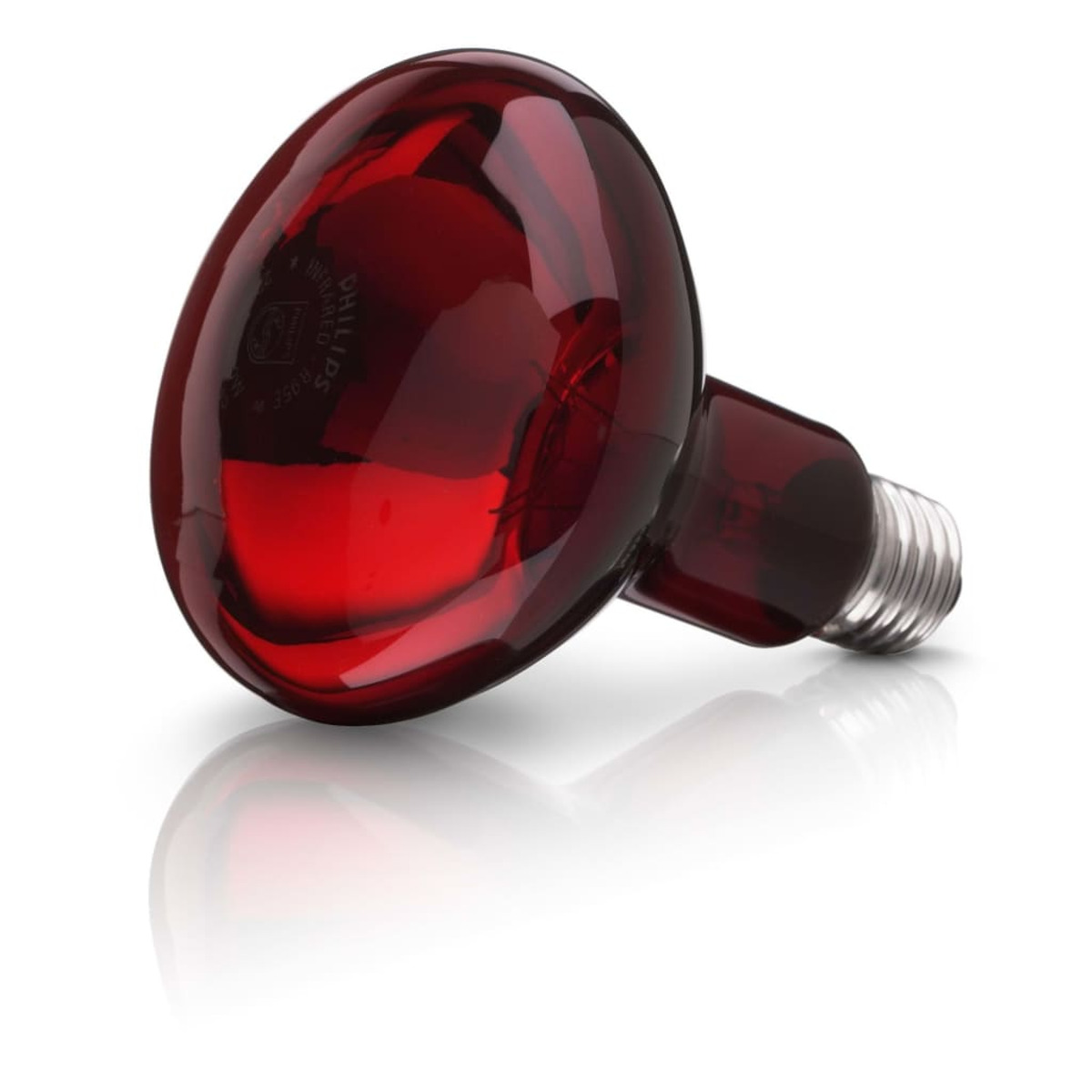 Rote Glühbirne mit silbernem Sockel, nach links geneigt. Lichtreflexion auf weißer Oberfläche.