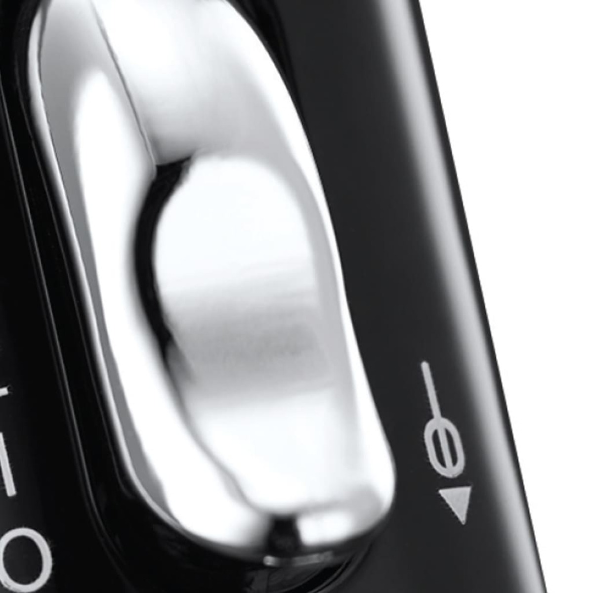 Close-up van een glanzende chromen aan/uit-knop op een zwart elektronisch apparaat.