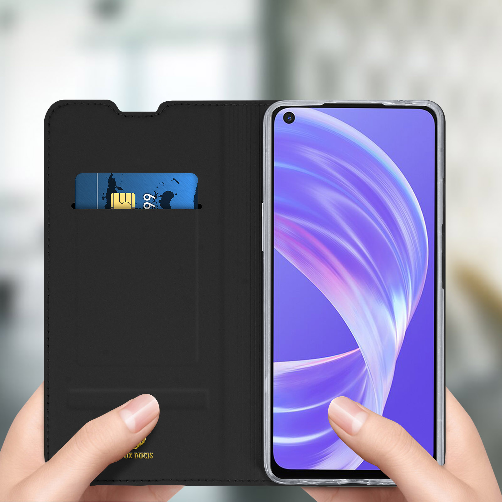 Una custodia per telefono nera con fessura per carta di credito, che tiene uno smartphone. Schermo viola.