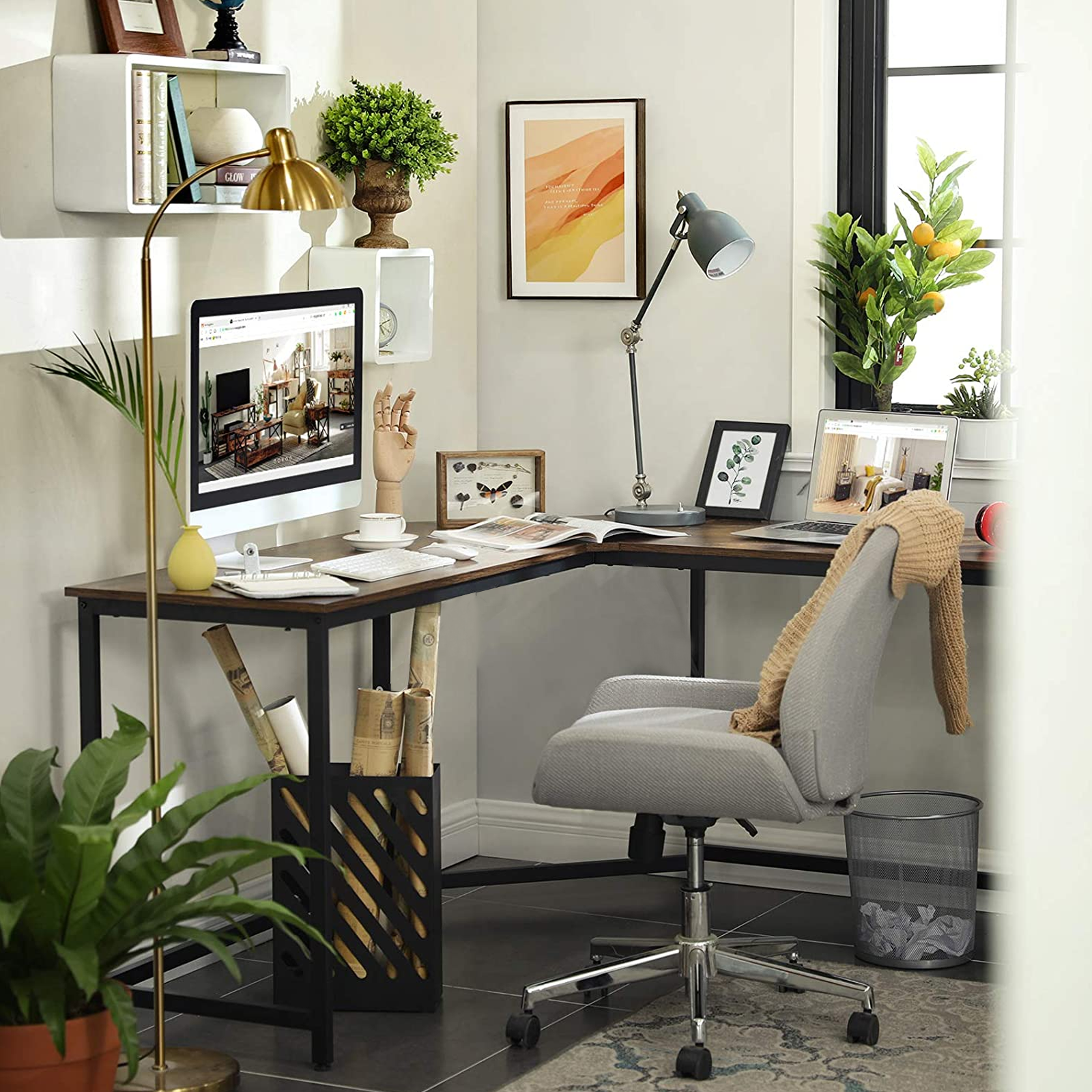 L-förmiger Schreibtisch mit Computer, Lampe und Dekorationen. Stuhl und Fenster im Hintergrund.