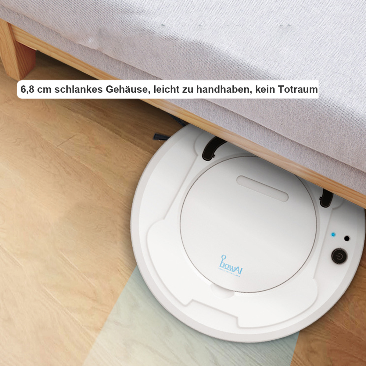 Ein weißer Roboter-Staubsauger unter einem Sofa auf einem Holzboden.