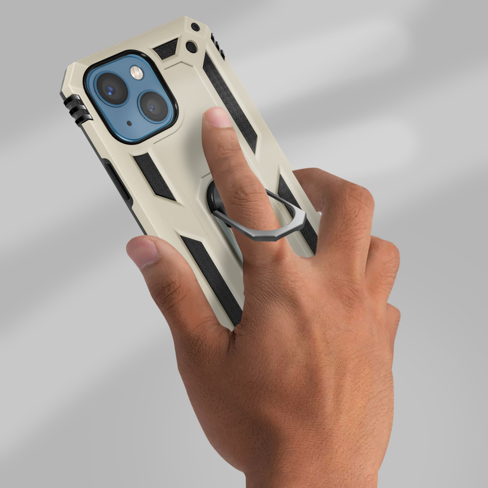 Hand hält Telefon mit Hülle. Weiß-schwarze Hülle, silberner Ring, heller Hintergrund.