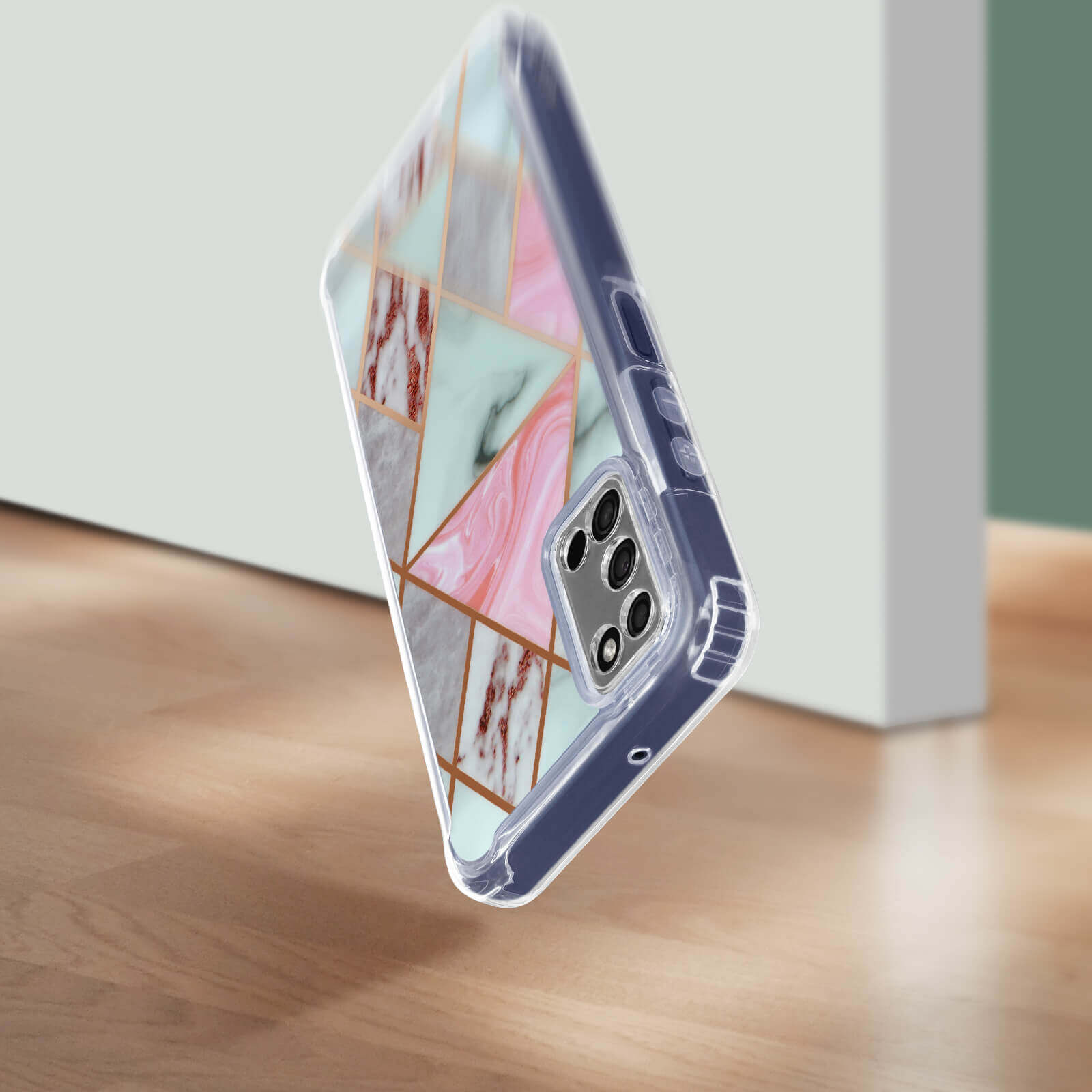 Een telefoonhoesje met een geometrisch marmerontwerp, roze, grijs en goud.