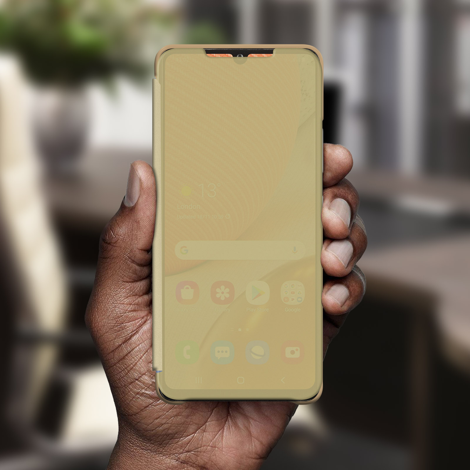 Una mano che tiene un telefono con una custodia. Lo schermo mostra un'interfaccia.