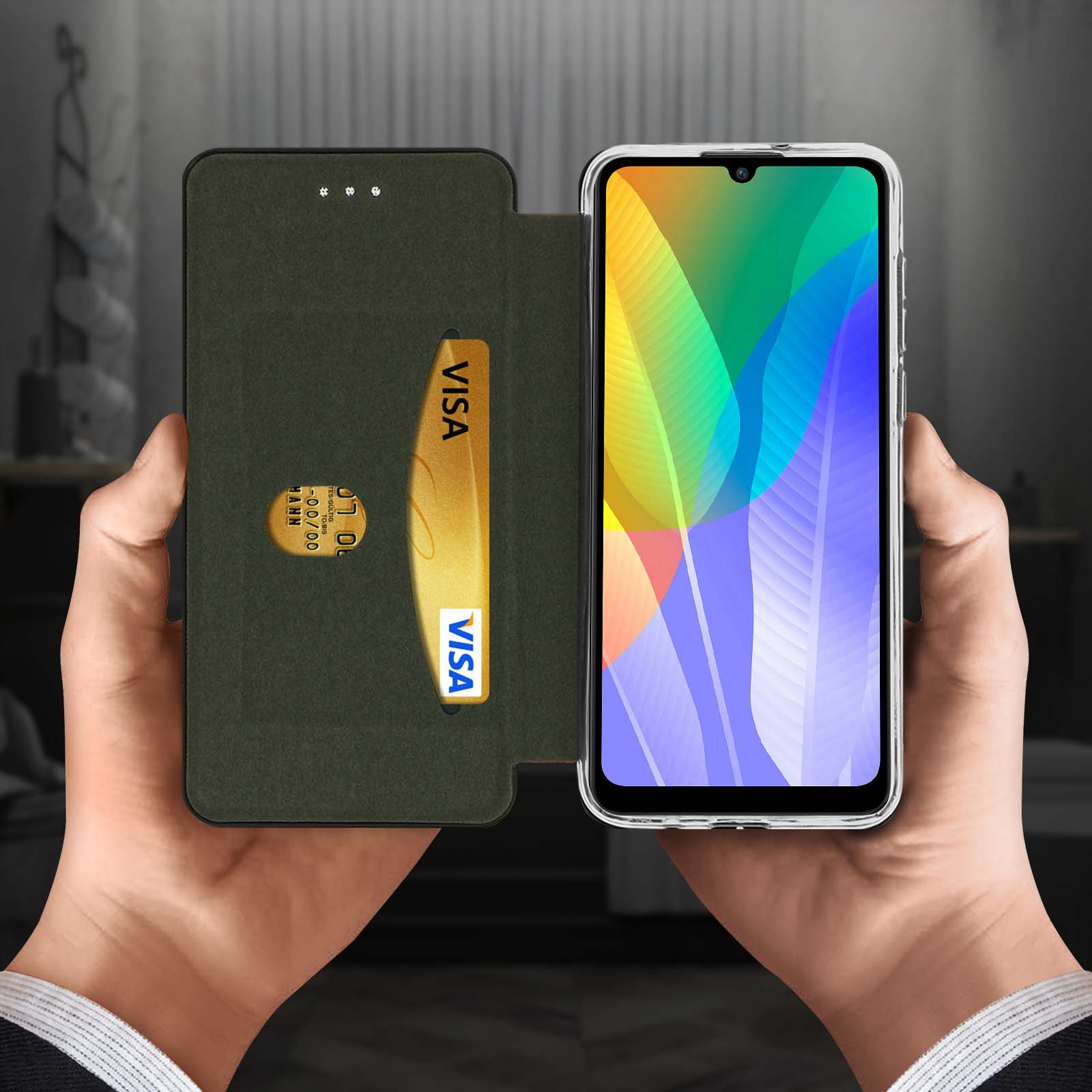 Mani che tengono un telefono con custodia e una carta Visa. Lo schermo del telefono mostra un design astratto colorato.