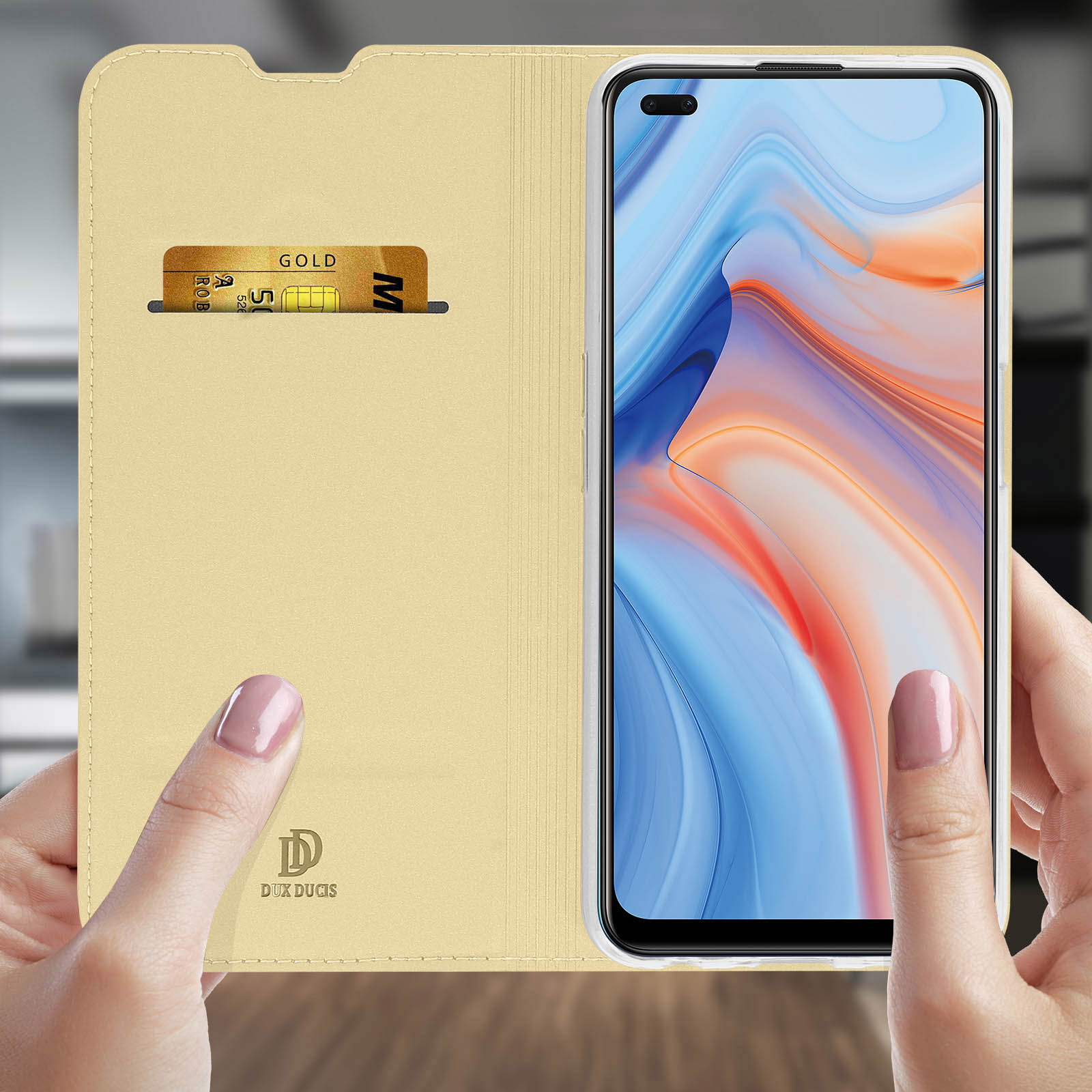 Hand hält Telefon in einer beigen Geldbörsenhülle. Goldene Karte sichtbar. Bildschirm zeigt App.