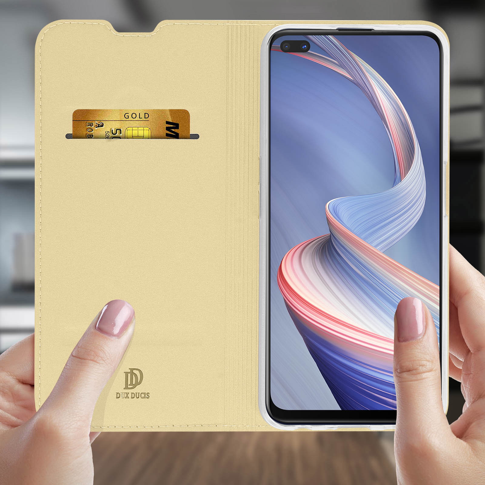 Una custodia per telefono aperta, che rivela un telefono con una cover giallo chiaro e una carta.