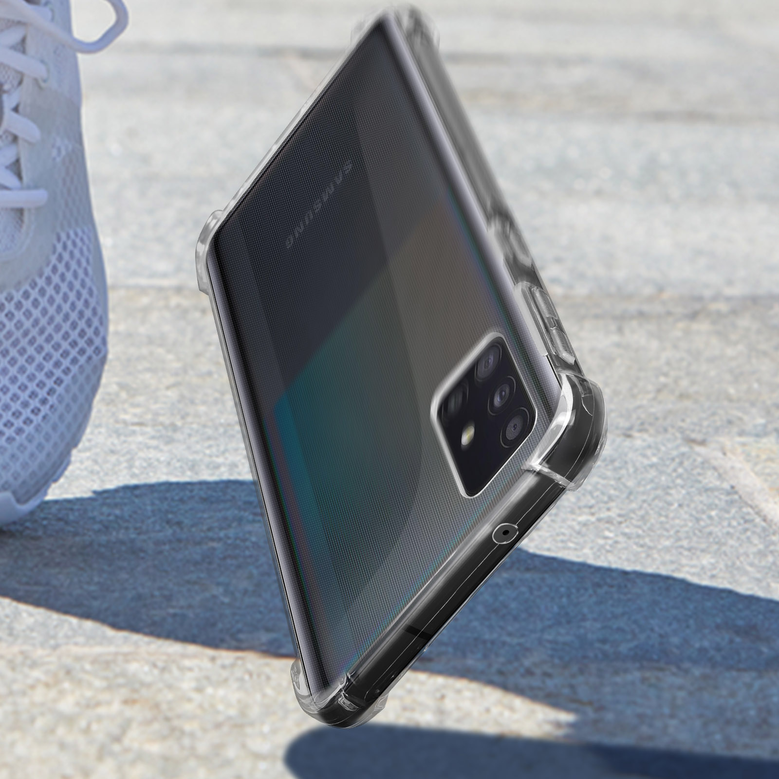Custodia trasparente angolata, con telefono Samsung. Pavimentazione grigia, scarpa bianca a sinistra.