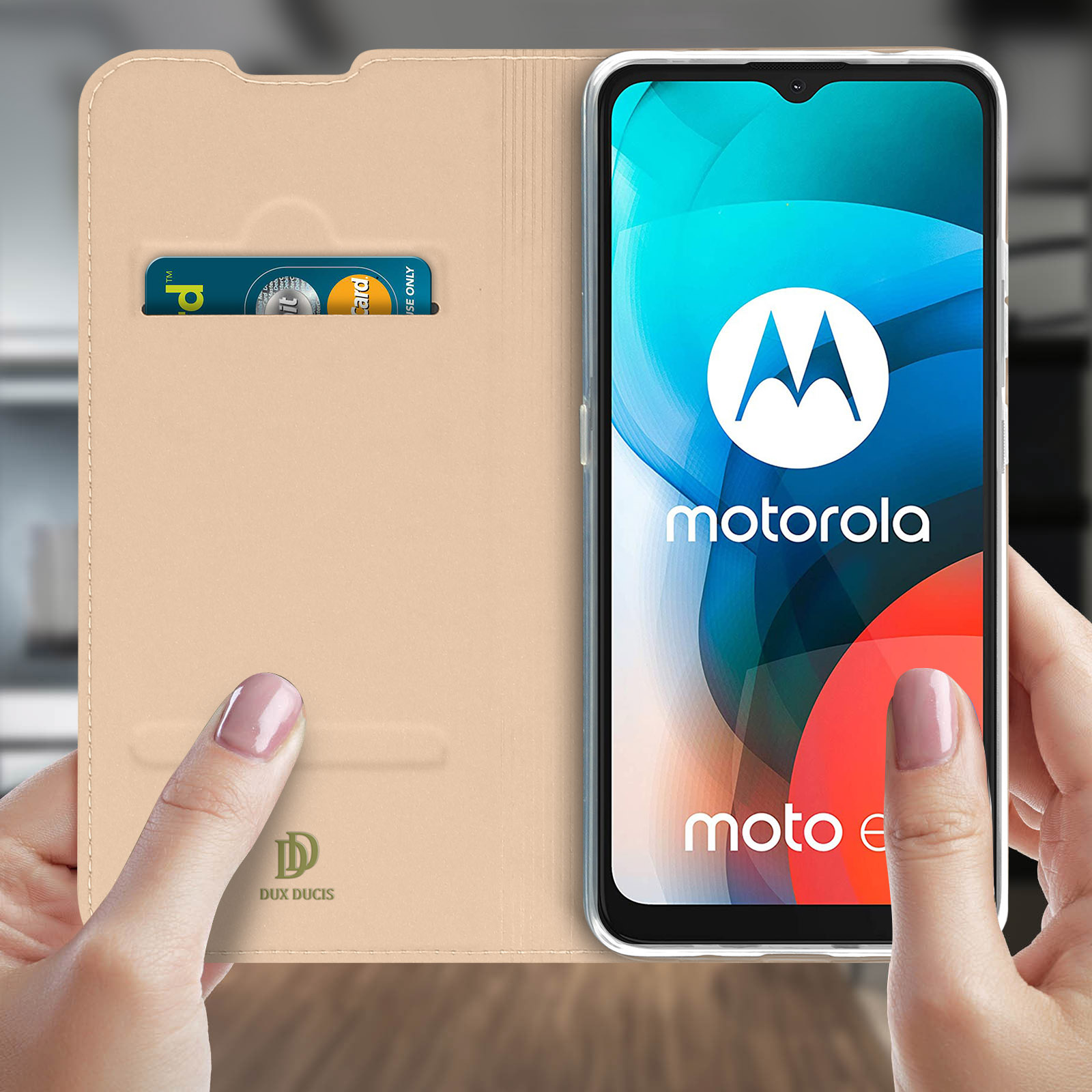 Custodia beige aperta, che mostra un telefono Motorola. Tenuto in mano. Sfondo bianco.