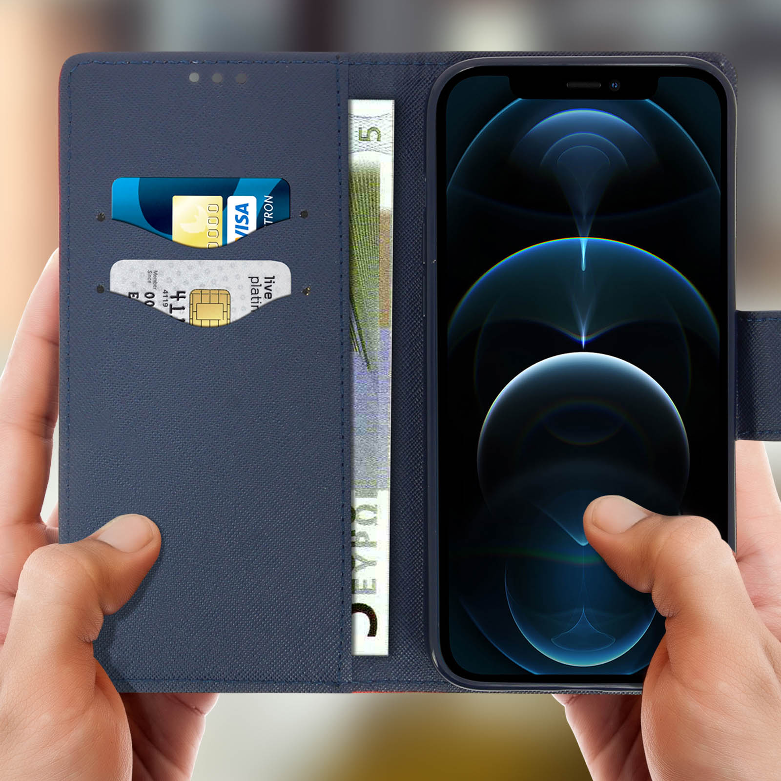 Una custodia blu con telefono all'interno, contanti e carte negli scomparti.