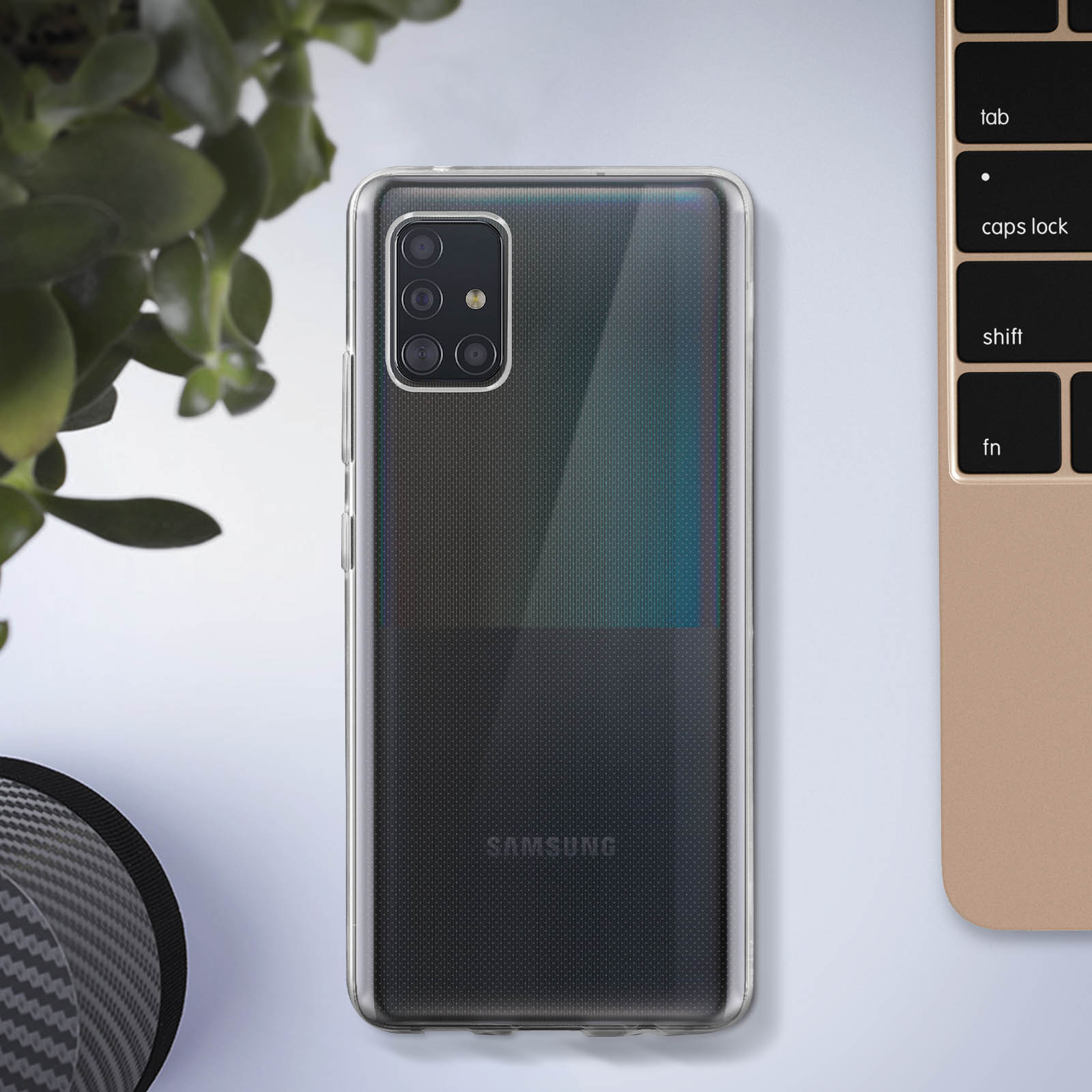 Custodia trasparente per telefono su un telefono Samsung. Il telefono è su una superficie chiara con una pianta e una tastiera sullo sfondo.