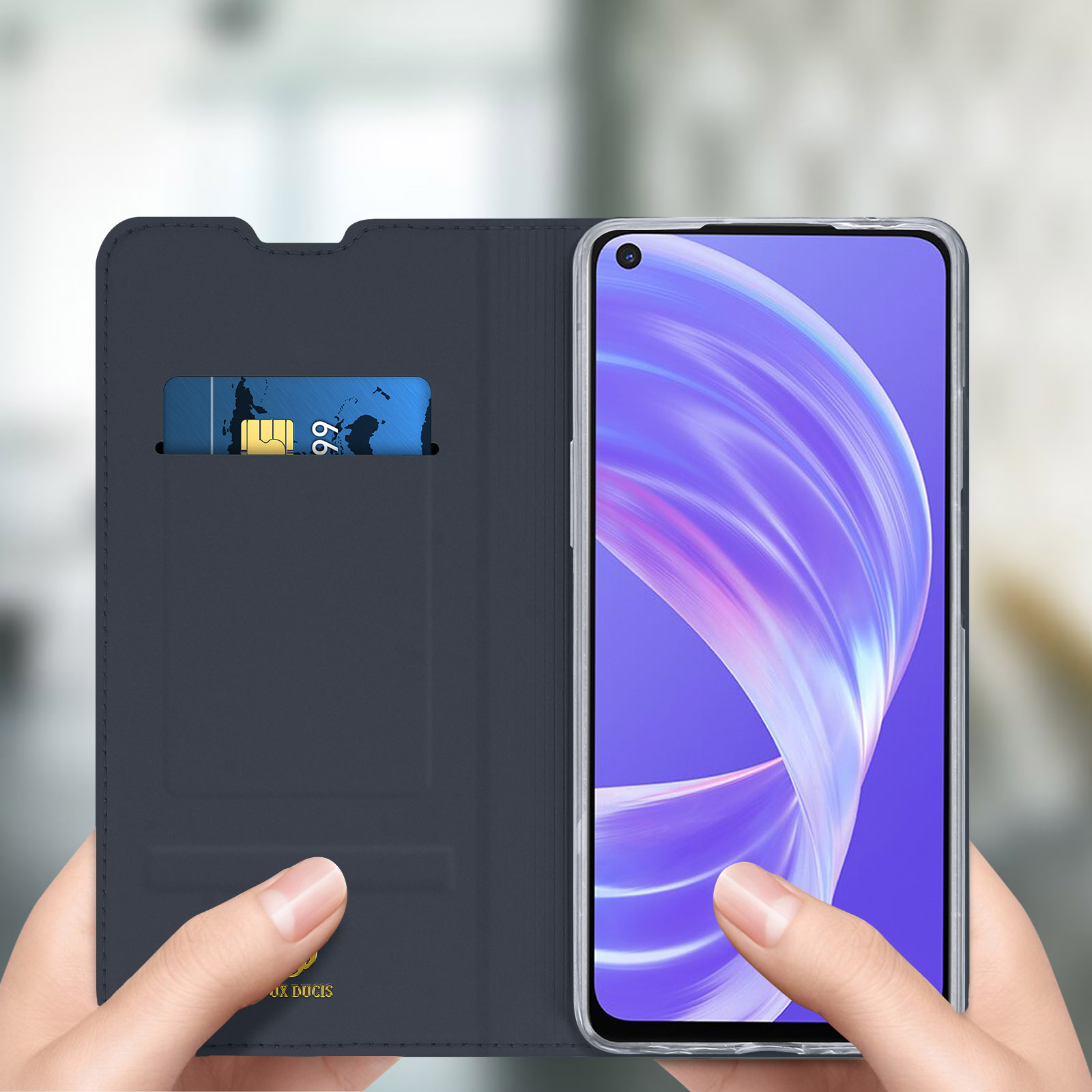 Custodia per telefono blu scuro con un telefono all'interno. Una carta è nello slot.