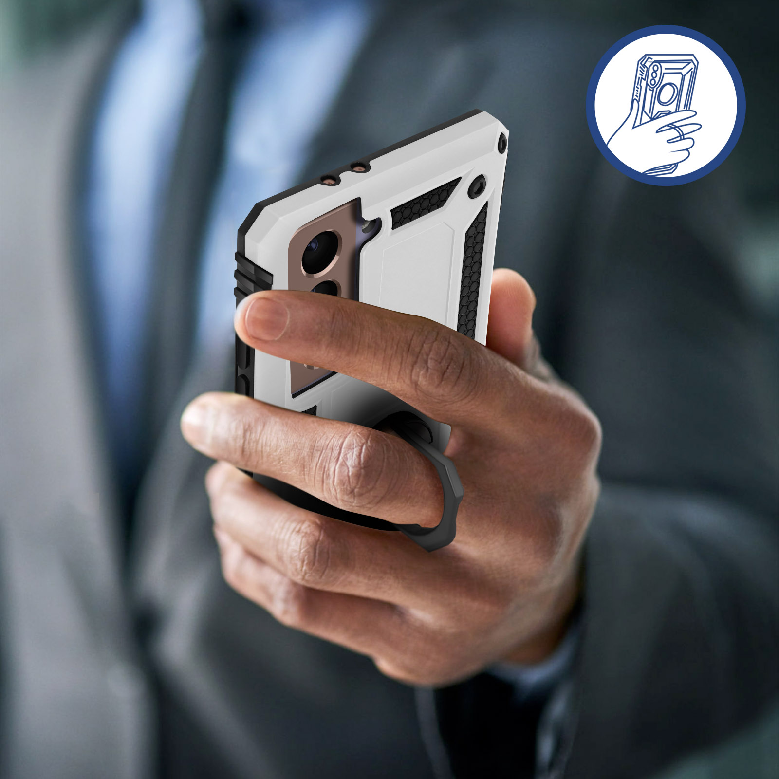 Een hand houdt een witte en zwarte telefoonhoes vast met een ringhouder. Een blauwe cirkelgrafiek is aanwezig.