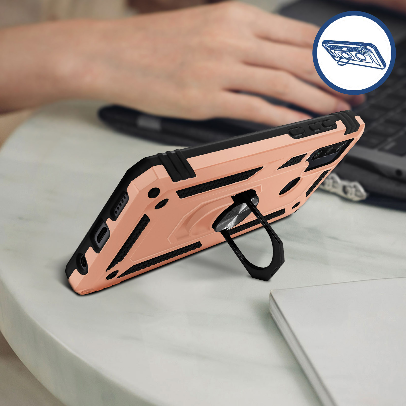 Ein pfirsichfarbenes Handycase ist aufgestellt. Im Hintergrund bedient eine Person einen Laptop.