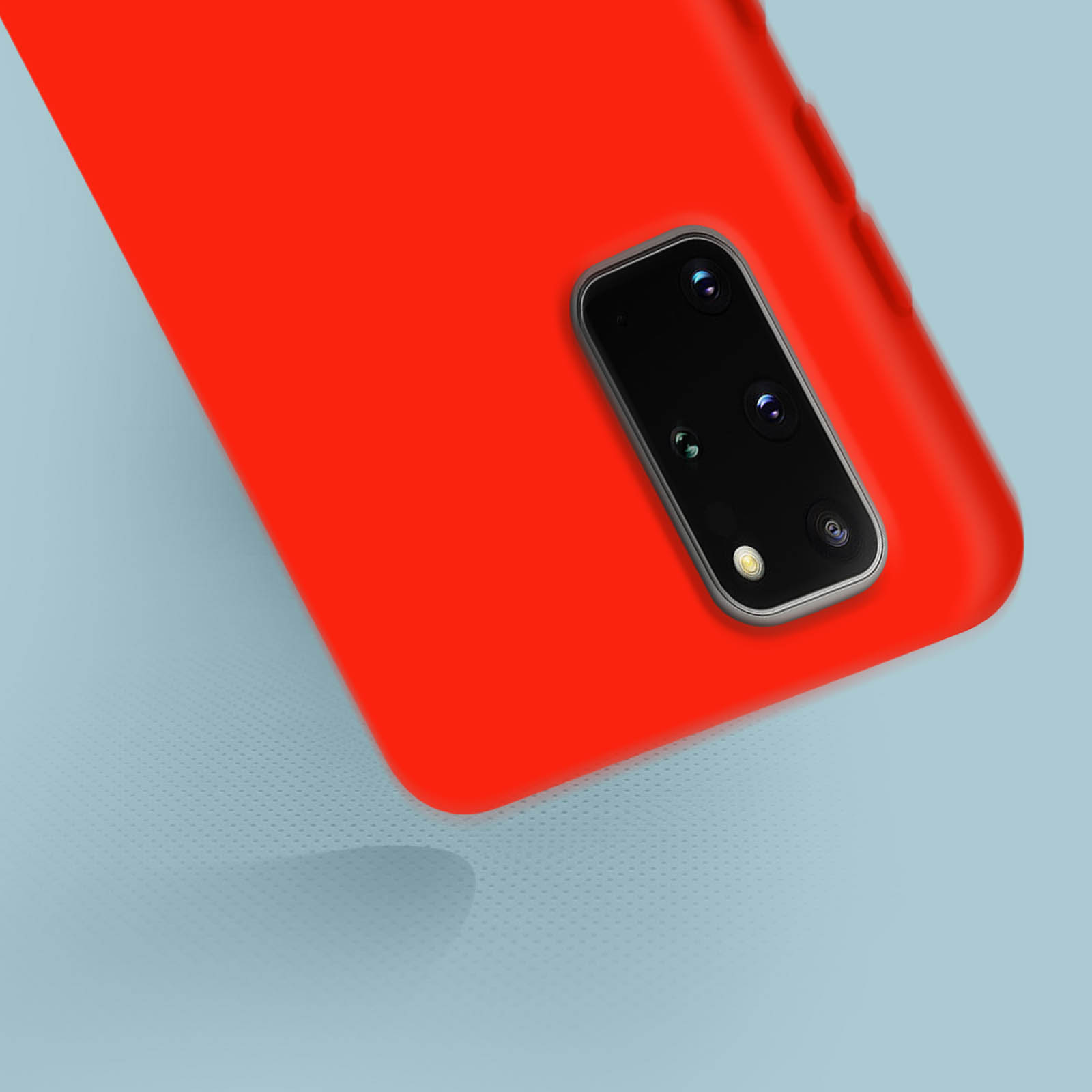 Rode telefoonhoes met cameramodule op een blauwe achtergrond.
