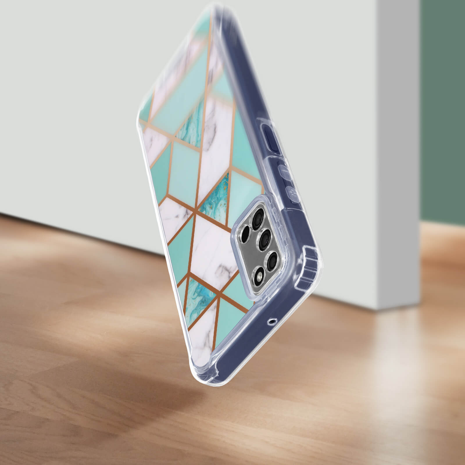 Telefoonhoes met marmerpatroon, transparante randen, op een houten oppervlak.