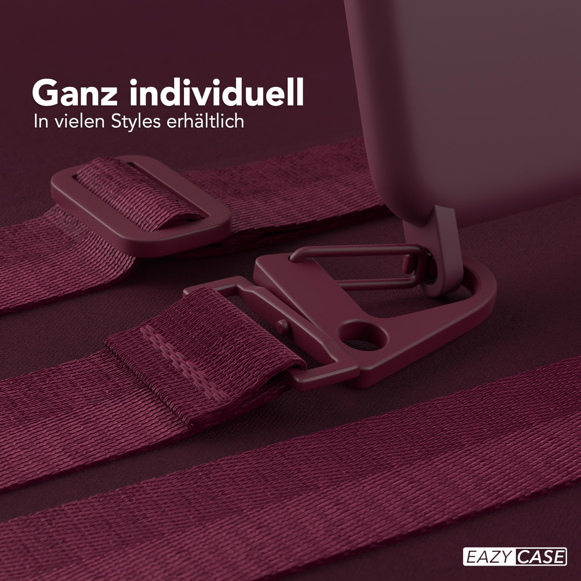 Nahaufnahme einer weinroten Handyhülle mit Riemen und Schnalle auf dunklem Hintergrund. Text: 'Ganz individuell'.