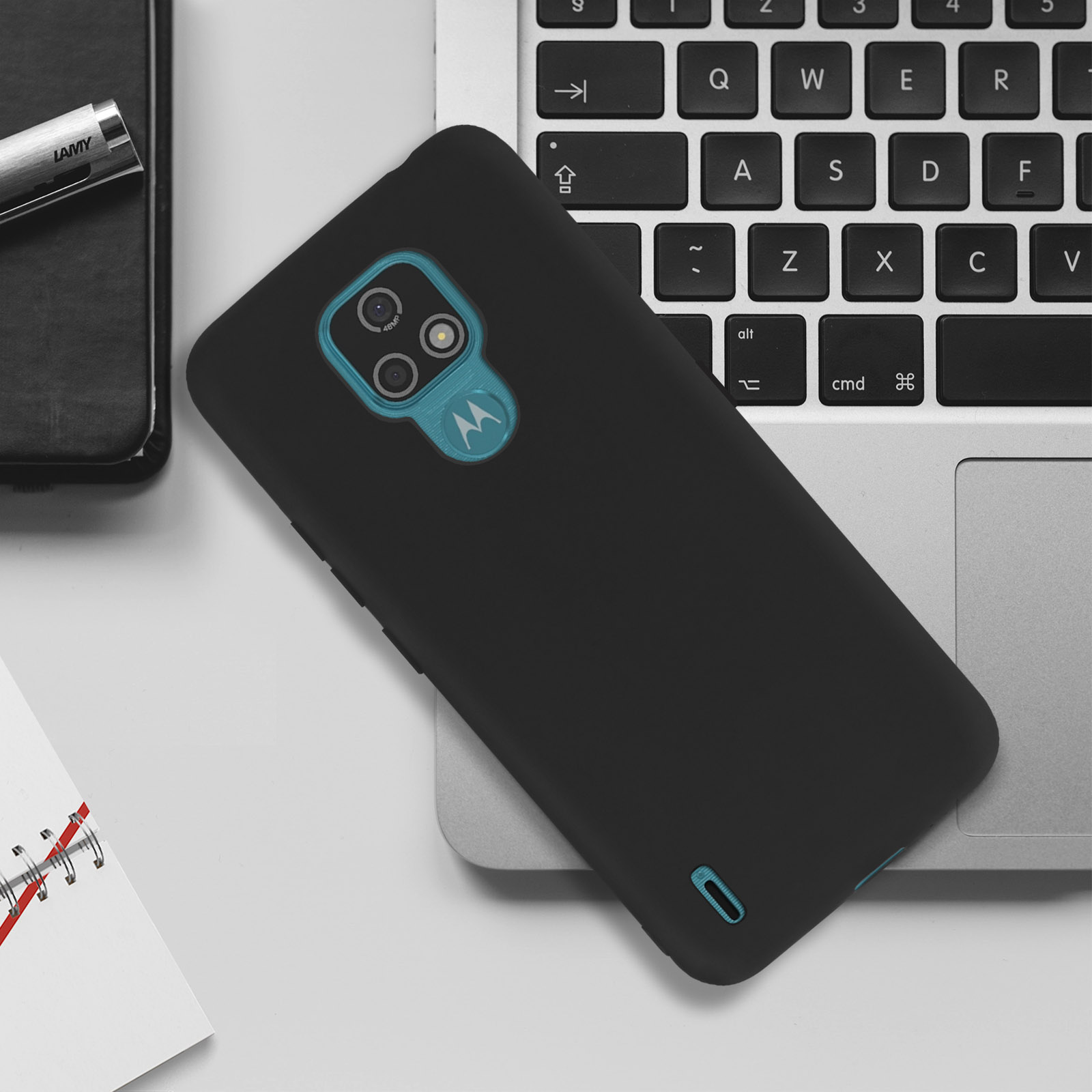 Custodia nera su un laptop. Dettagli fotocamera turchese e logo Motorola.