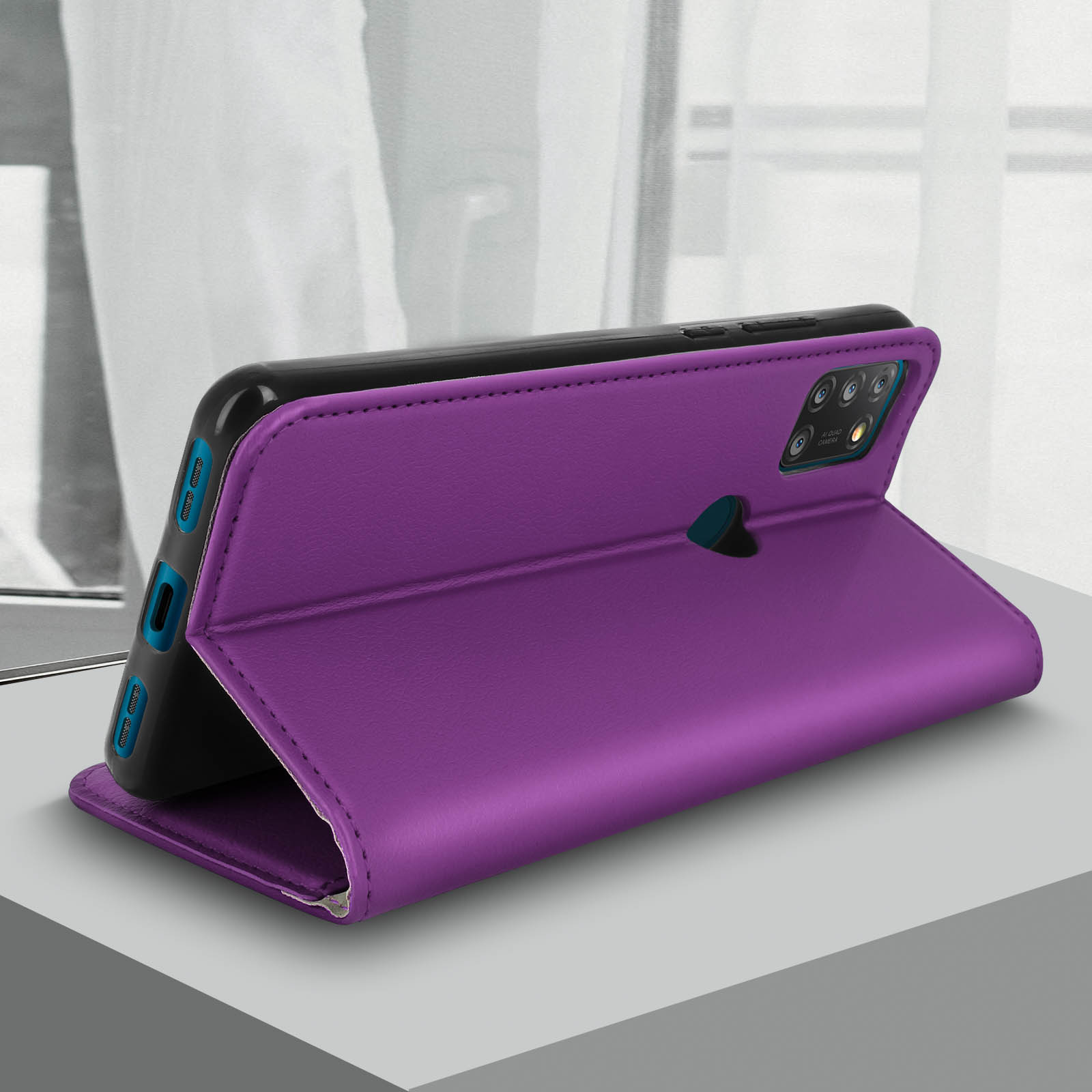 Custodia per telefono viola aperta. Il telefono è dentro. Sfondo bianco.