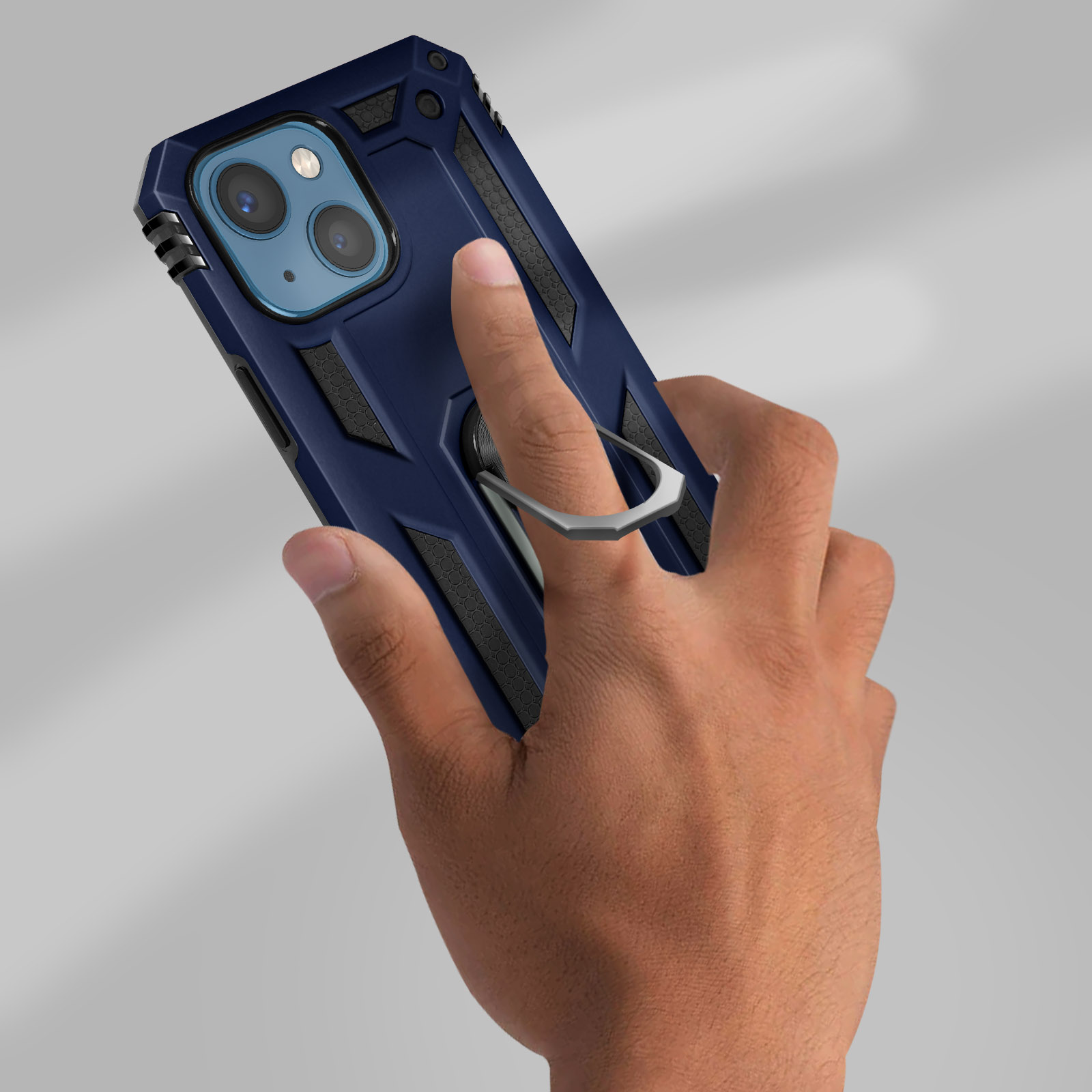 Une main tenant une coque de téléphone bleue et noire avec un anneau de support. Coque bleu foncé.