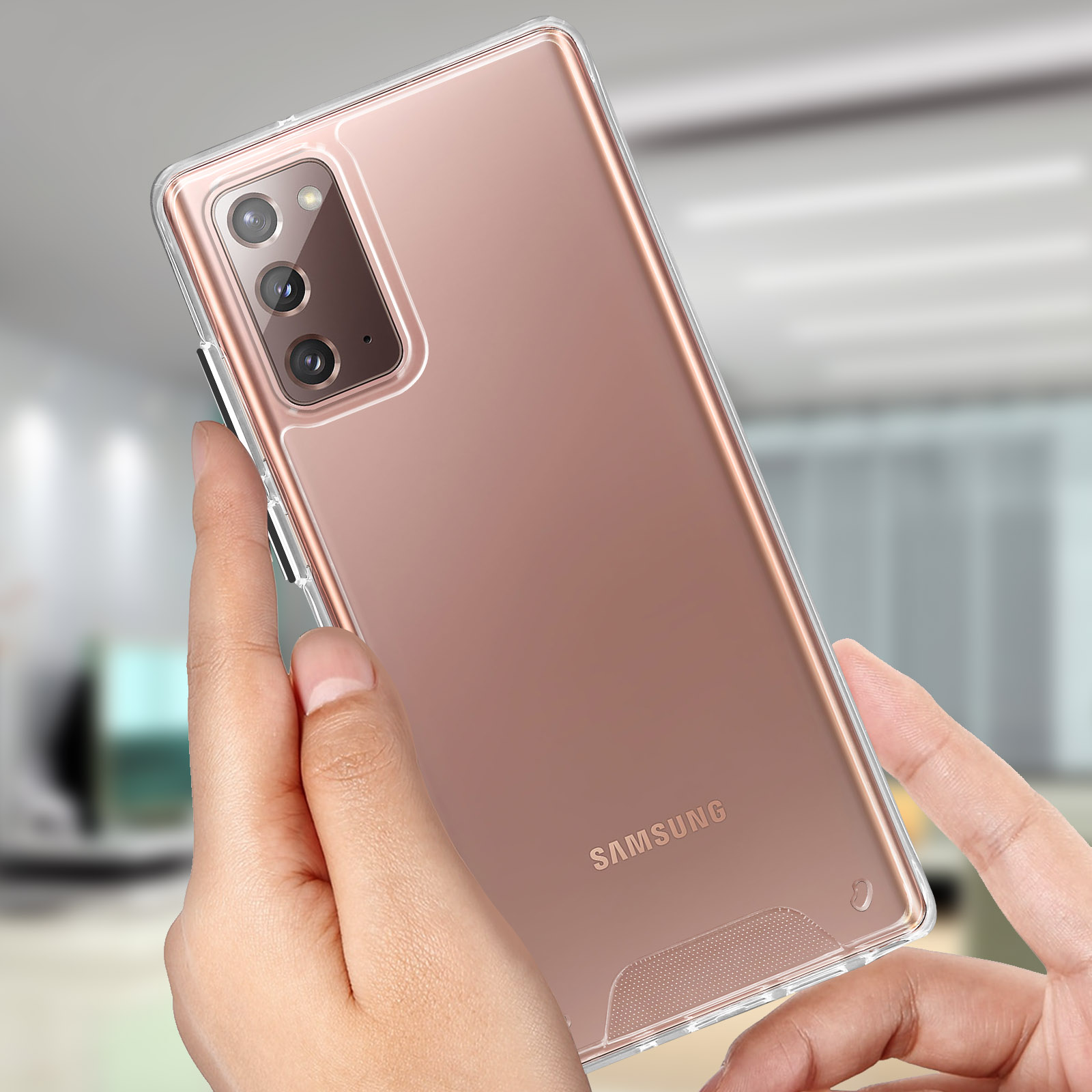 Un étui de téléphone transparent est présenté avec un téléphone or rose à l'intérieur.