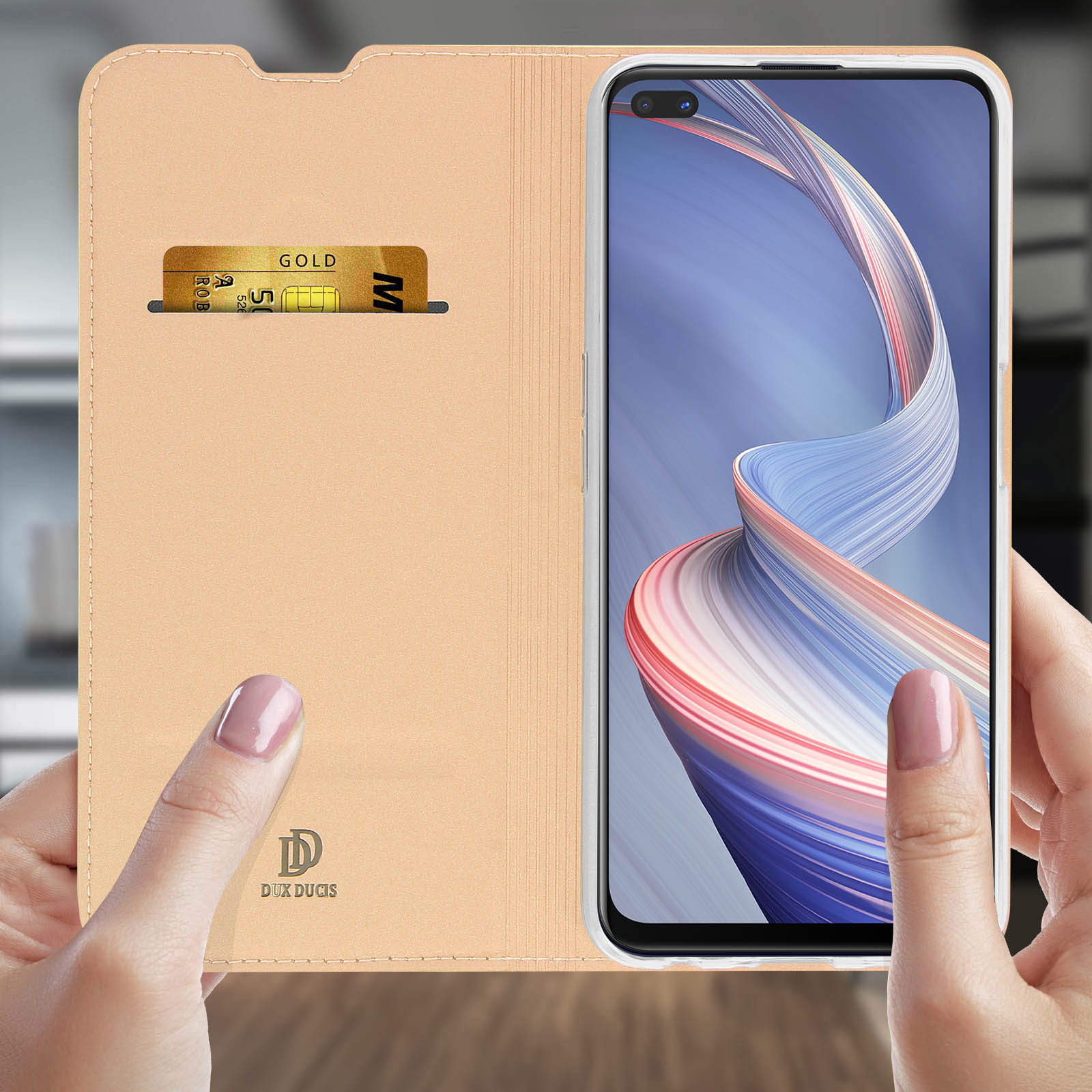 Telefono in una custodia a portafoglio beige. Carta di credito in uno slot. Mani che tengono la custodia.