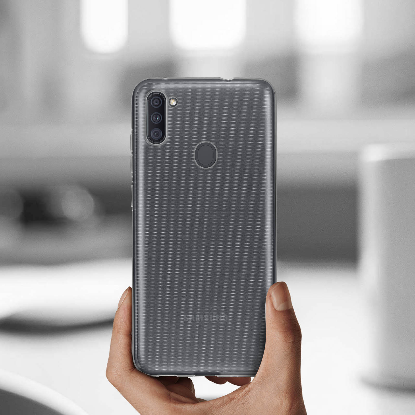 Eine Hand hält eine graue Handyhülle. Die Hülle ist glatt und hat ein SAMSUNG-Logo.