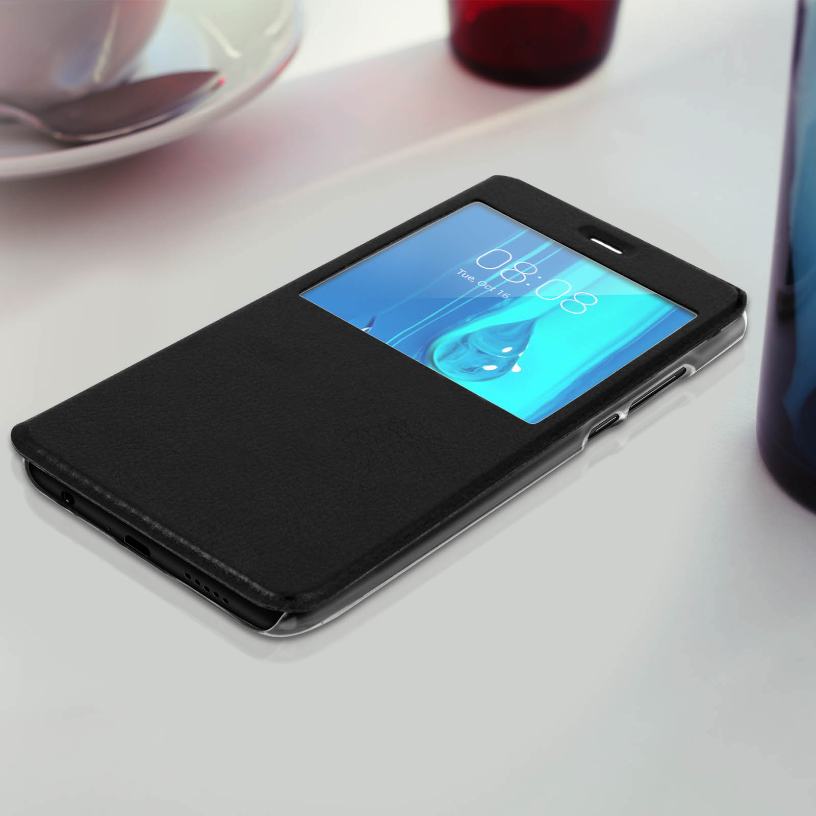 Funda negra con hora en pantalla. La funda está sobre superficie blanca.