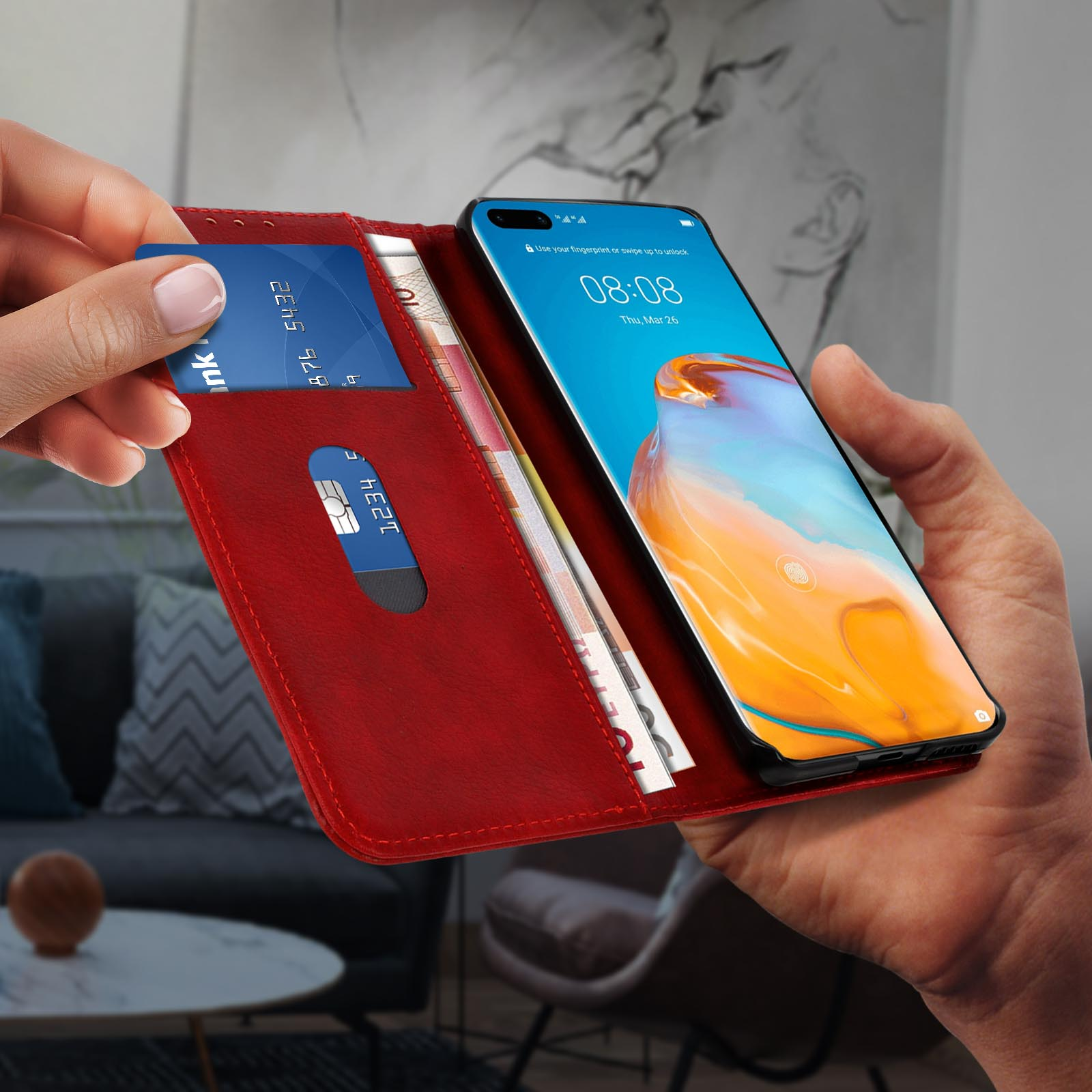Una custodia rossa che tiene un telefono, mostrando carta di credito e denaro.