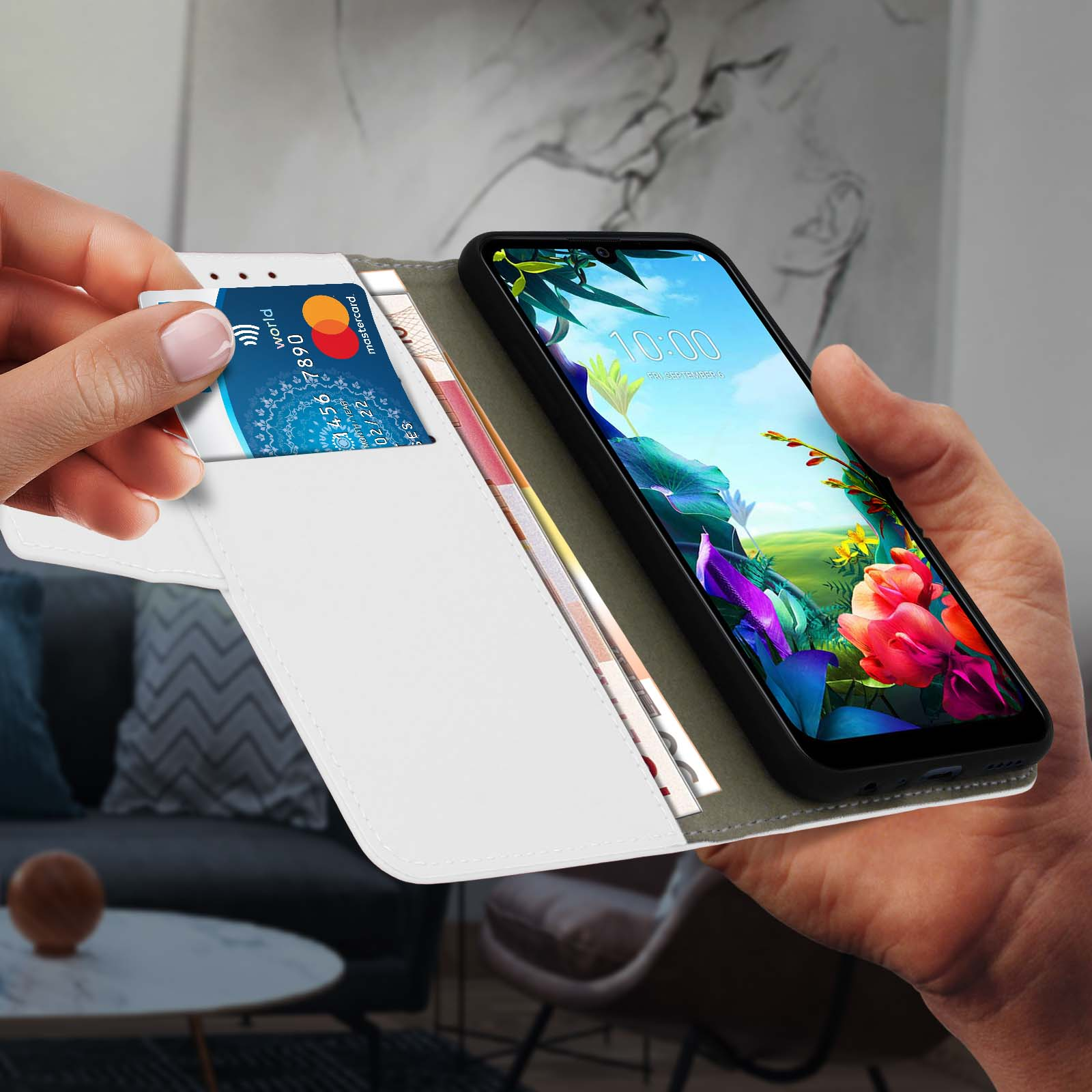 Mano sosteniendo un teléfono con tarjeta y dinero en la cartera. Pantalla muestra imagen floral.
