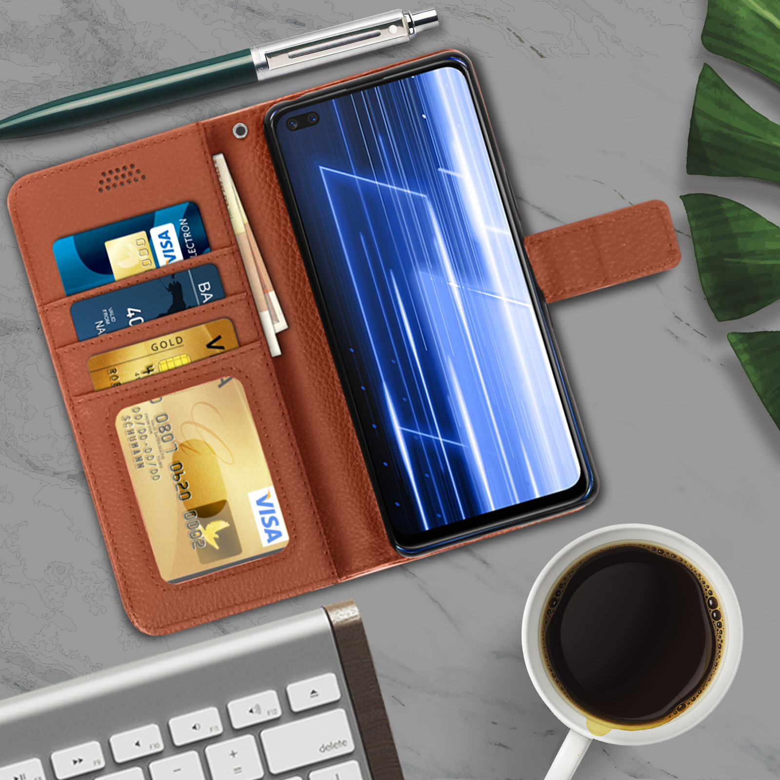 Telefon in brauner Leder-Geldbörsenhülle, mit Karten und Geld auf Marmoroberfläche, Kaffeetasse.
