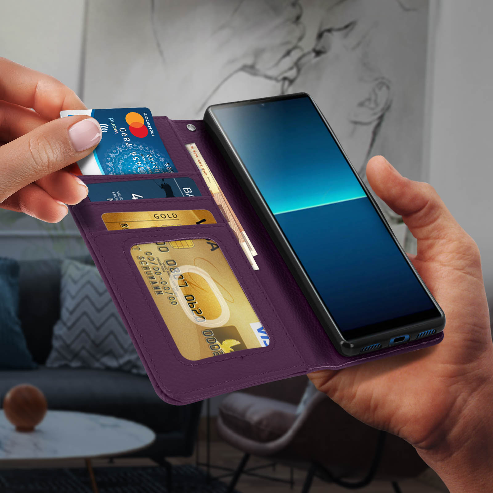 Custodia a portafoglio viola, aperta, con carte e denaro. Telefono acceso, tenuto in mano.
