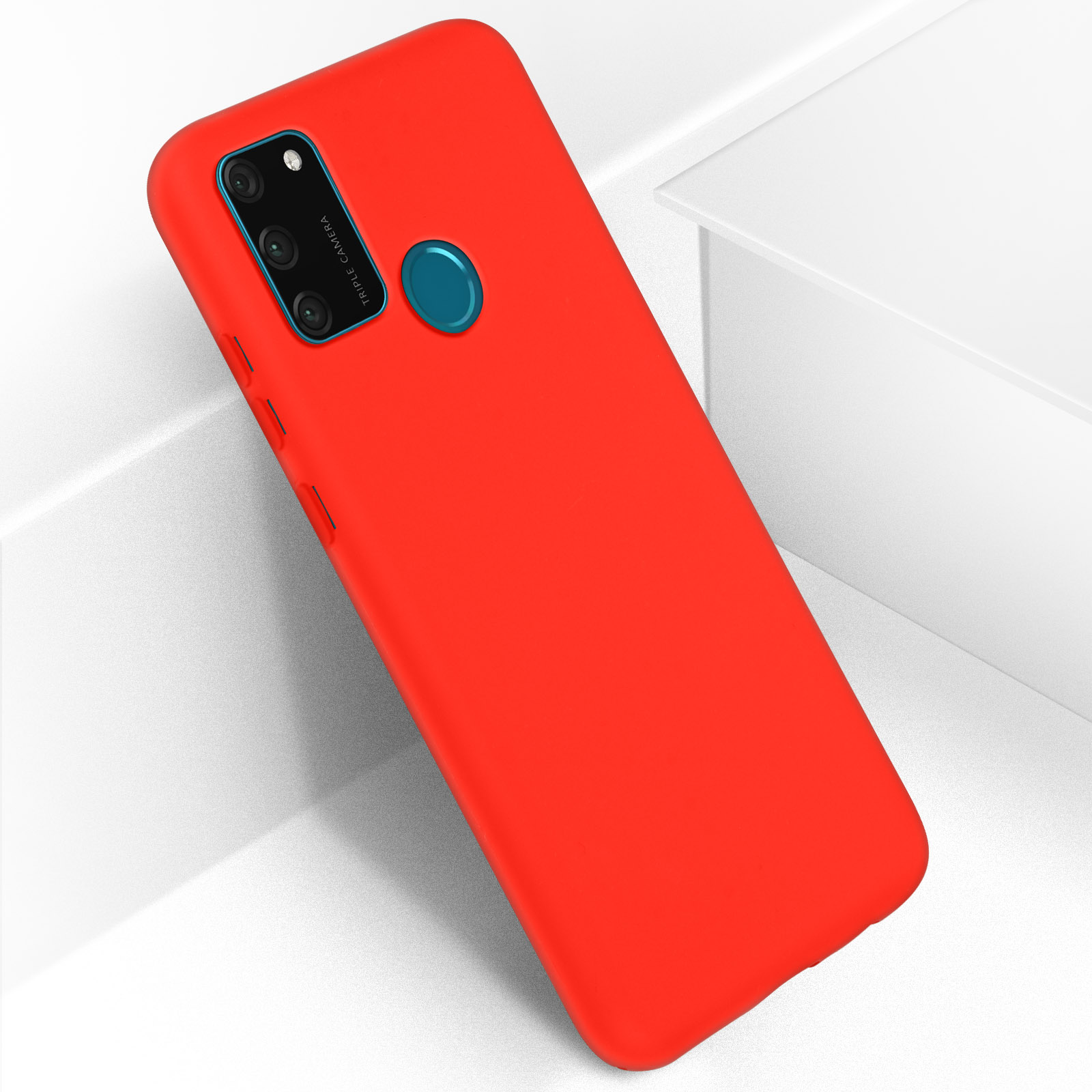 Custodia rossa su superficie bianca inclinata. Tripla fotocamera visibile.