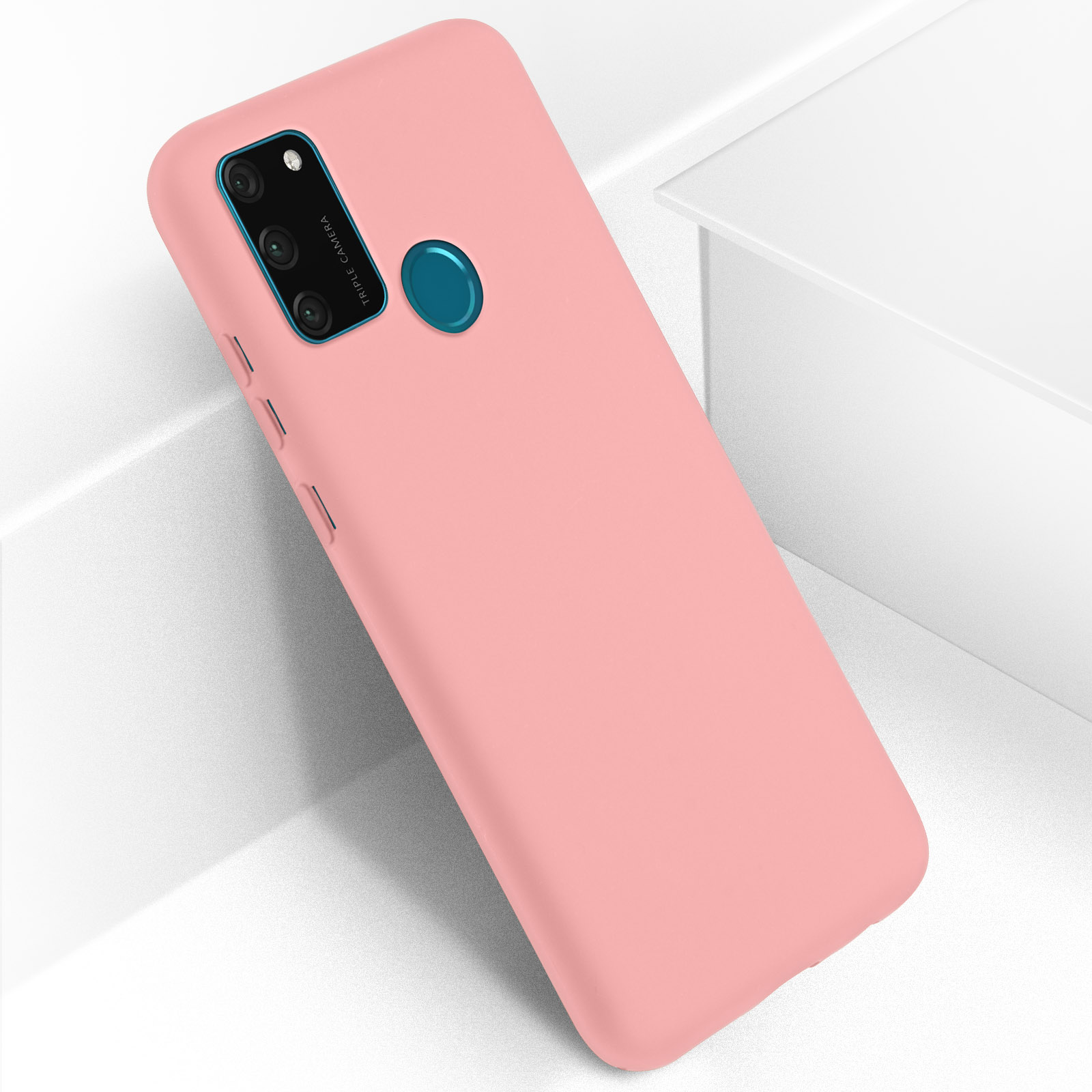 Custodia rosa su superficie bianca. Tripla fotocamera, leggermente inclinata.