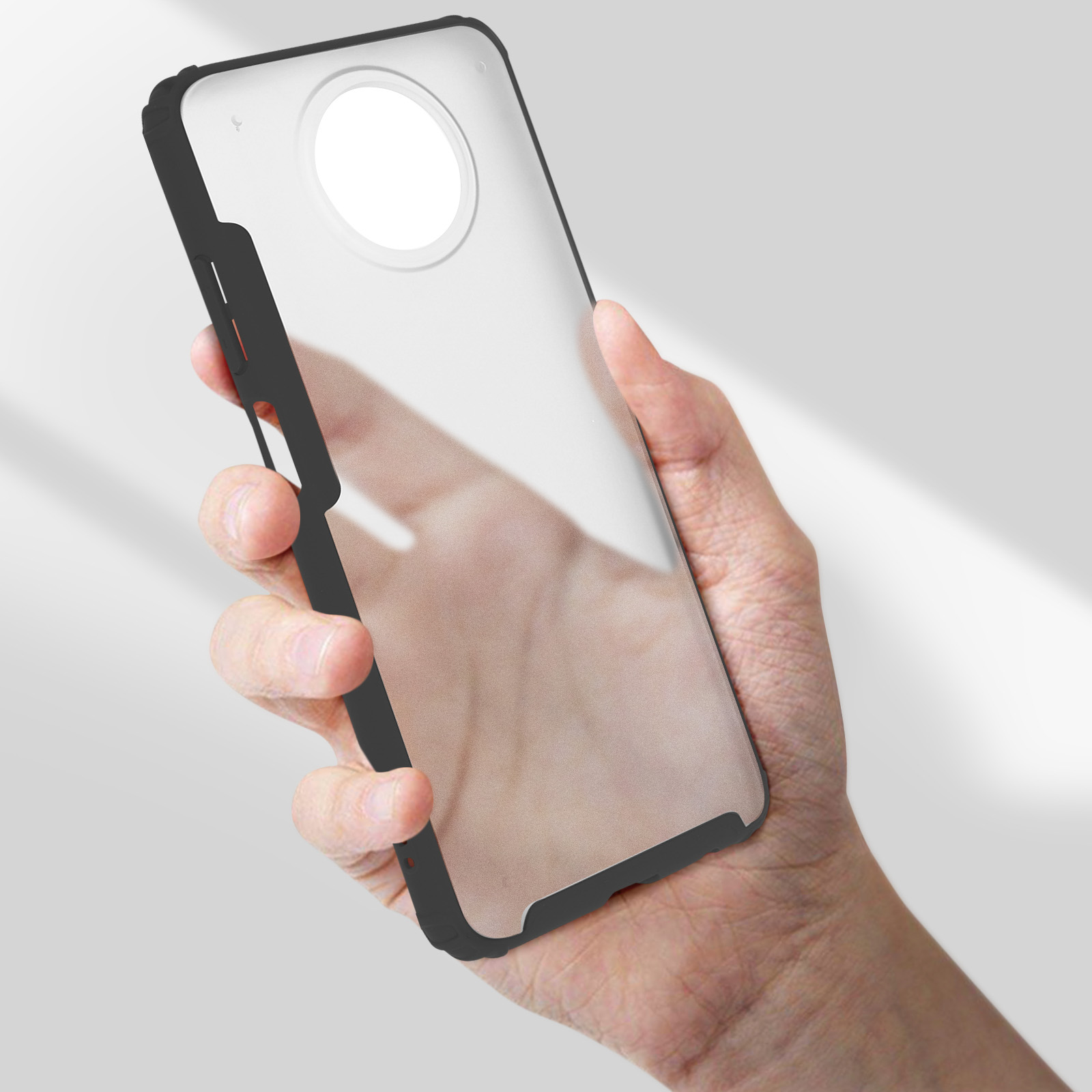 Eine Hand hält eine transparente Handyhülle und zeigt die Rückseite eines Telefons.