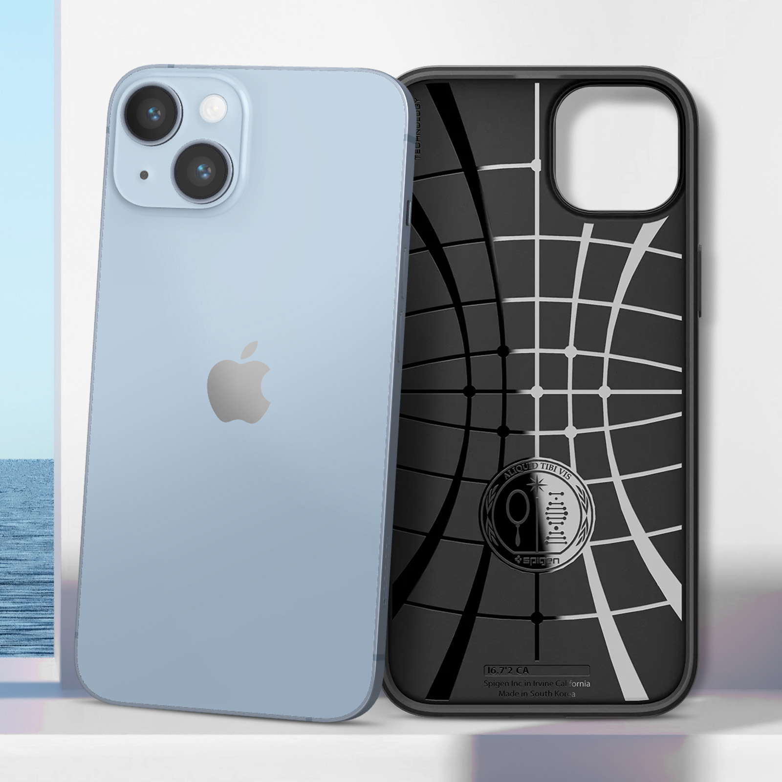 iPhone accanto a una custodia nera. Telefono blu, custodia nera con logo.