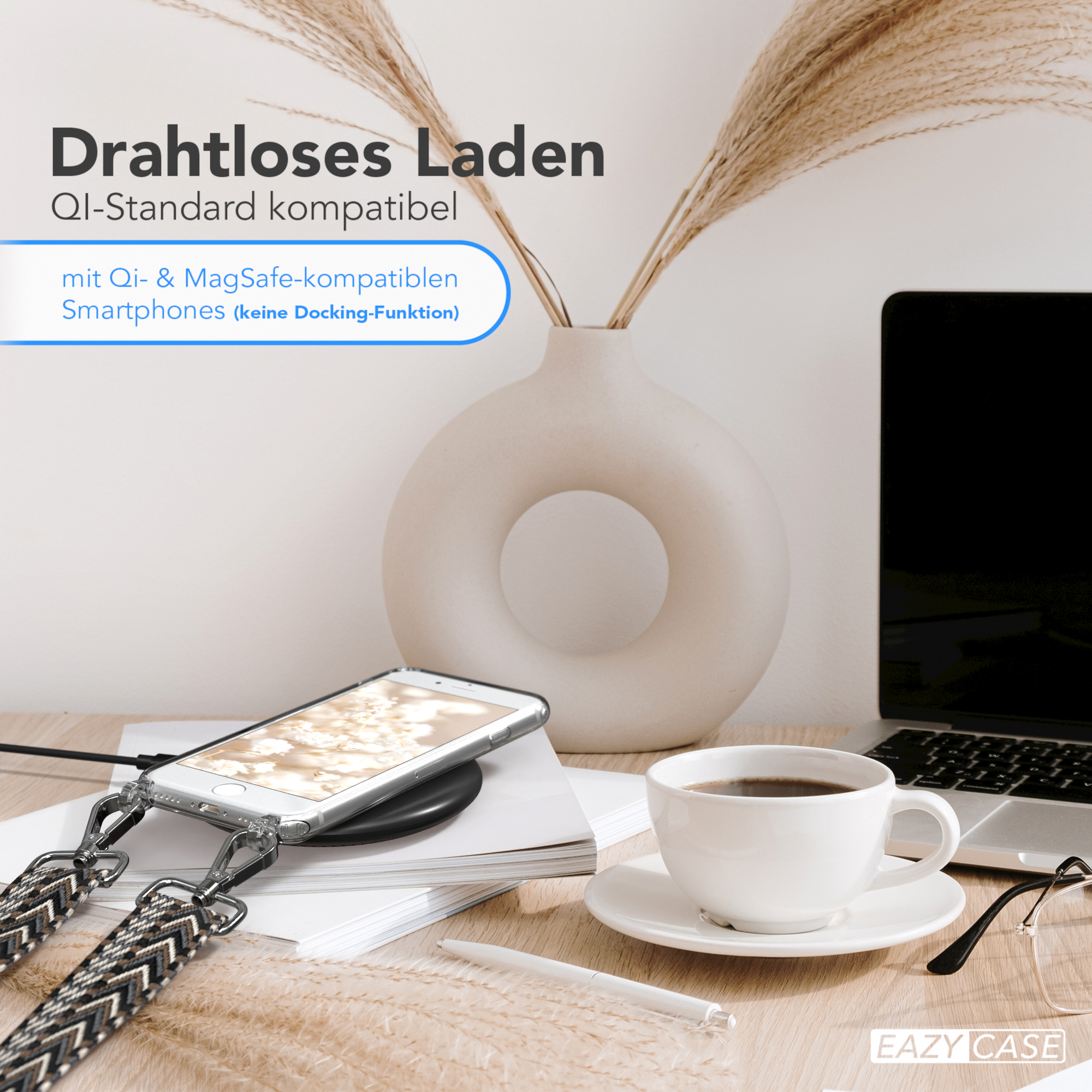 Telefon auf kabellosem Ladegerät, mit Kaffeetasse und Stift. Pflanze im Hintergrund.