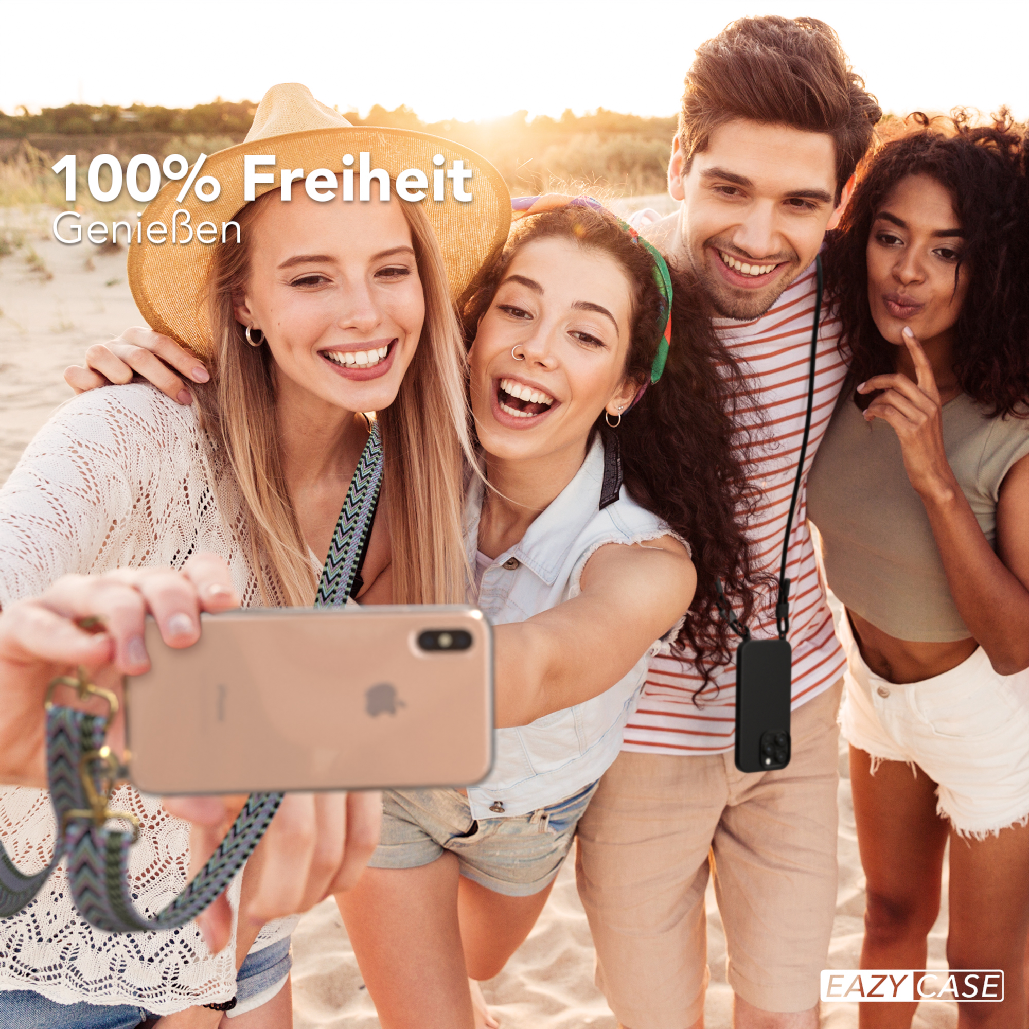 Vier Personen machen ein Selfie am Strand. Sie lächeln.