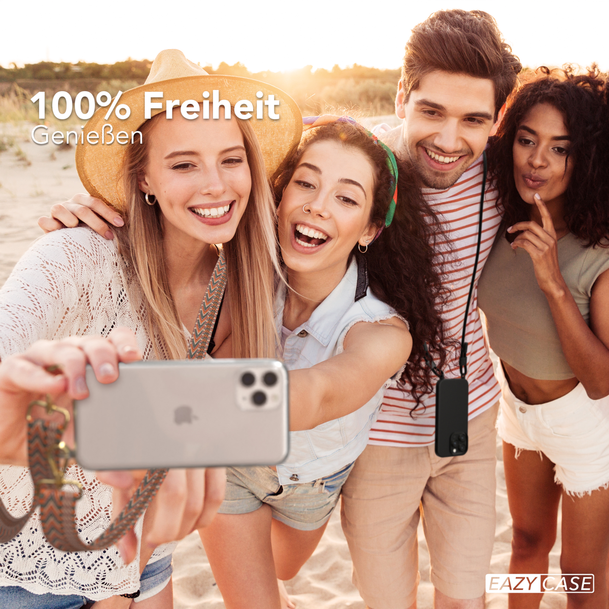 Eine Gruppe von vier Freunden, die ein Selfie am Strand machen. Sie lächeln und genießen den Moment.