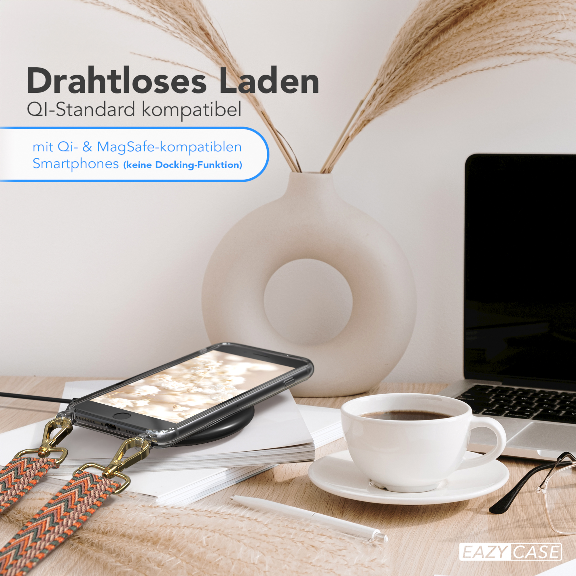 Ein Telefon auf einem kabellosen Ladegerät, mit einer Kaffeetasse, Brille und einer Vase mit Pflanzen auf einem Holzschreibtisch.