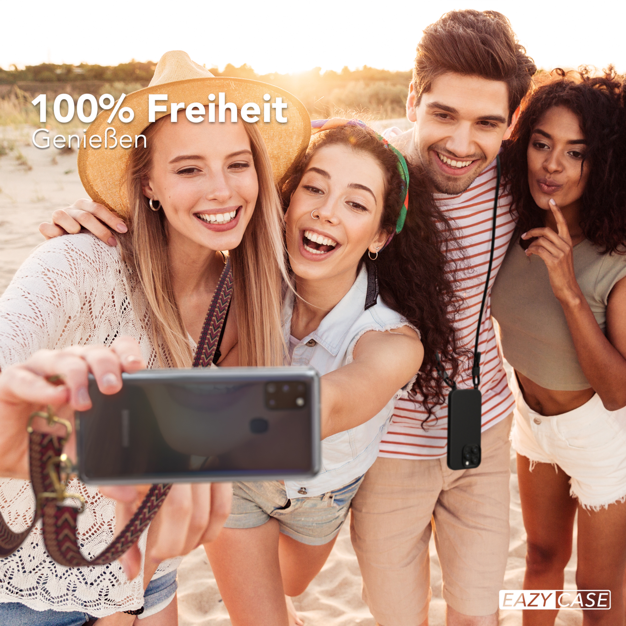 Vier Freunde machen ein Selfie am Strand. Telefon mit Hülle und Gurt. Text: 100% Freiheit.