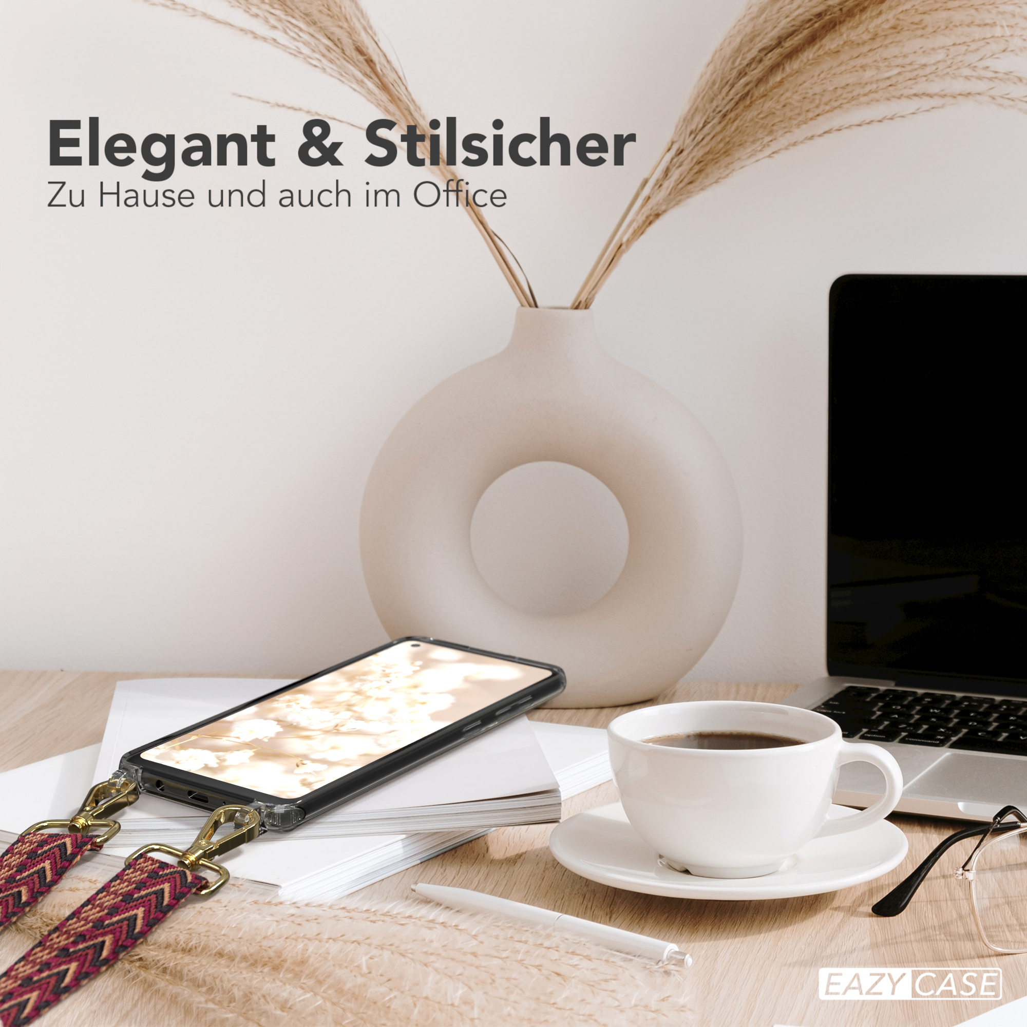 Ein Telefon mit Trageband auf einem Schreibtisch mit Kaffeetasse, Vase und Laptop. Text: Elegant & Stilssicher.