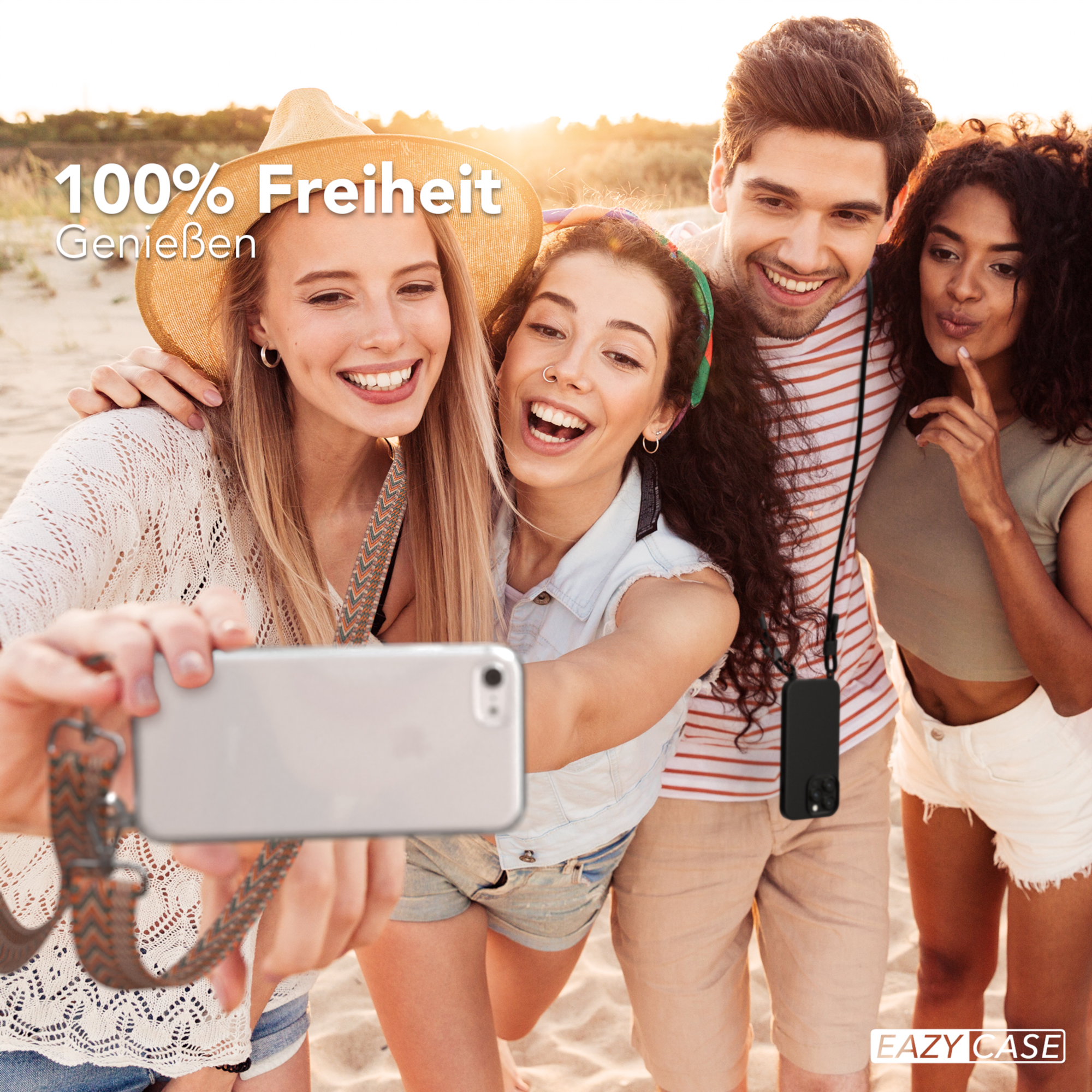 Freundesgruppe macht Selfie am Strand, halten Handy mit Lanyard.