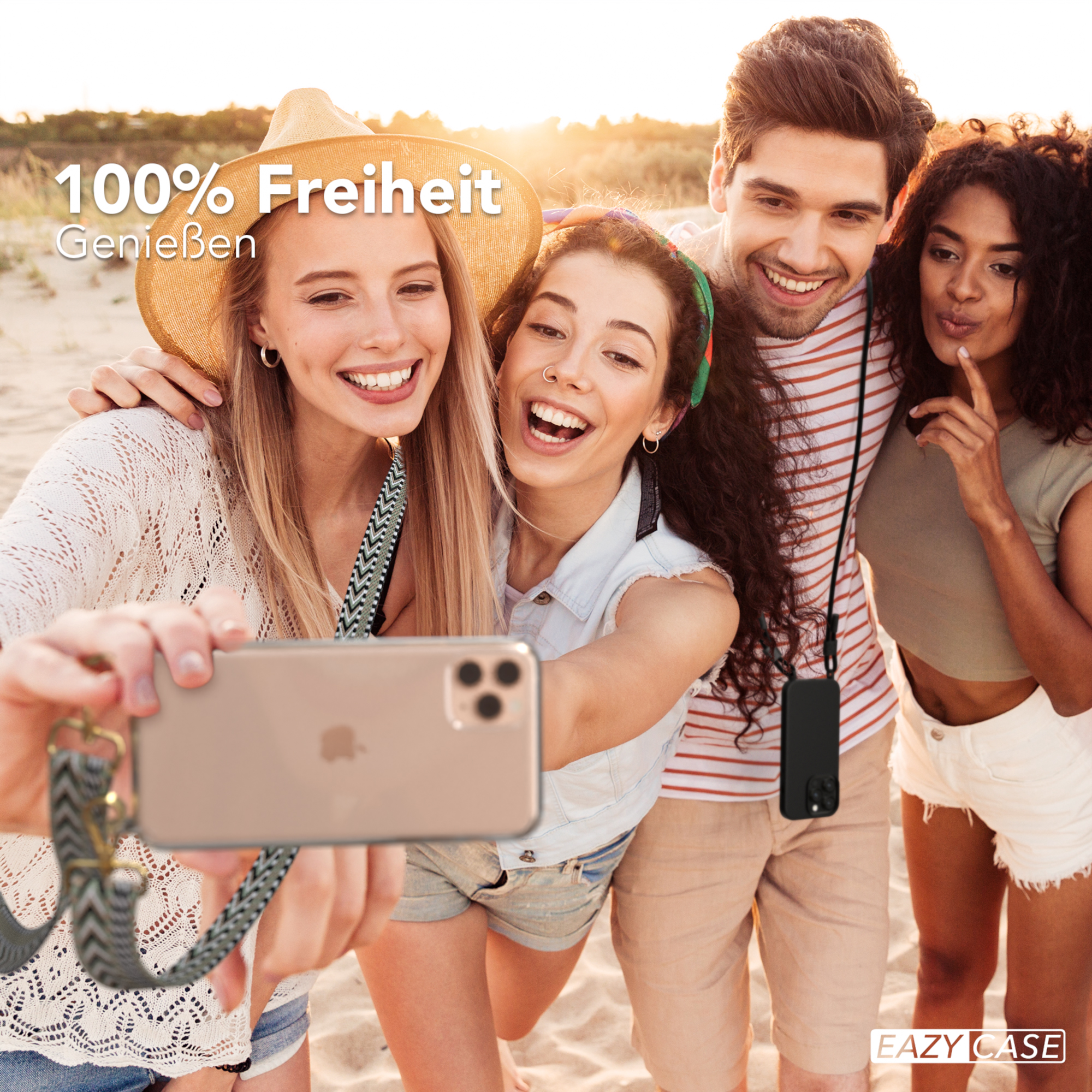 Vier lächelnde Personen machen ein Selfie mit einem Handy, die vordere Person hält es.