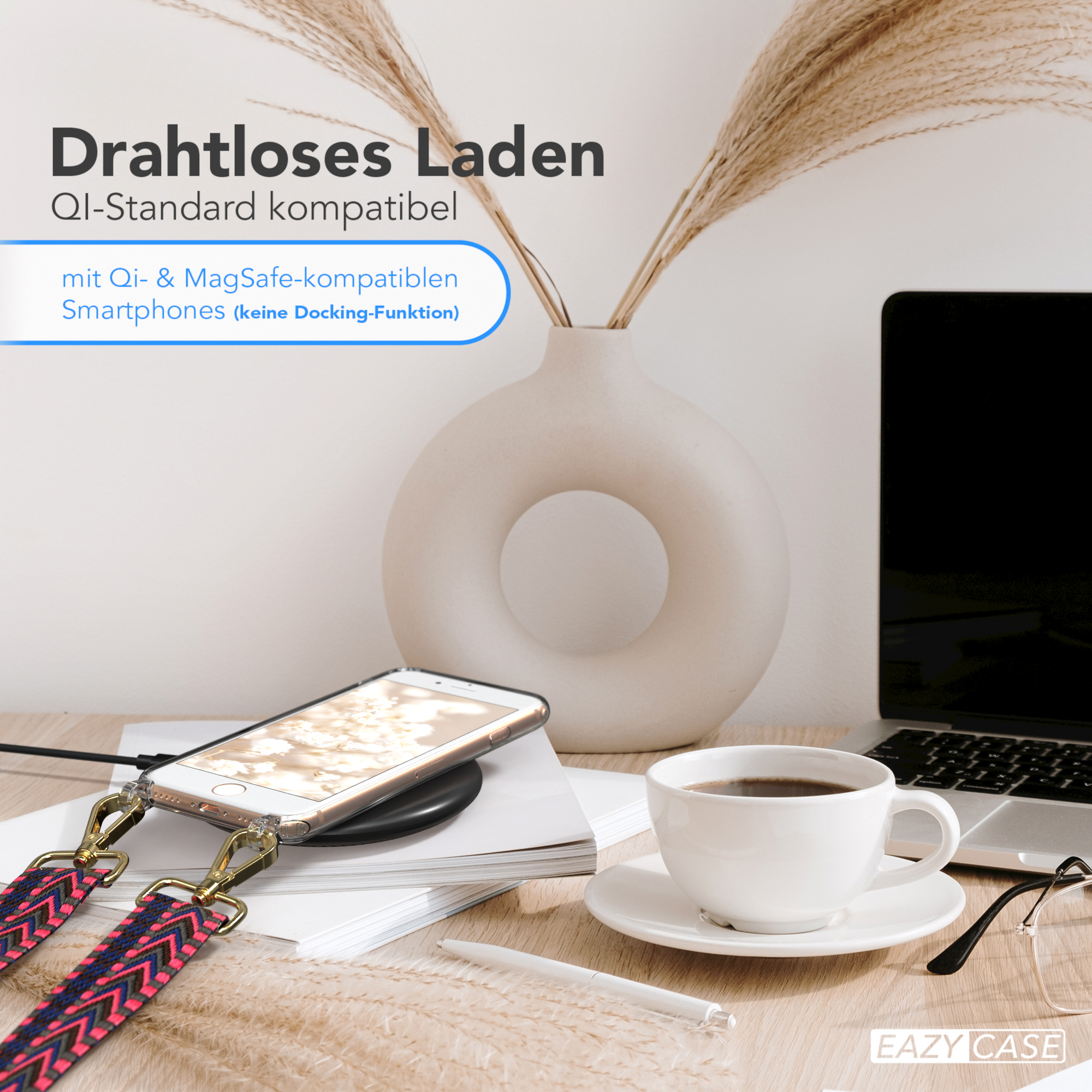 Ein Telefon, das auf einem kabellosen Ladegerät geladen wird, mit einer Kaffeetasse und einer Vase im Hintergrund.