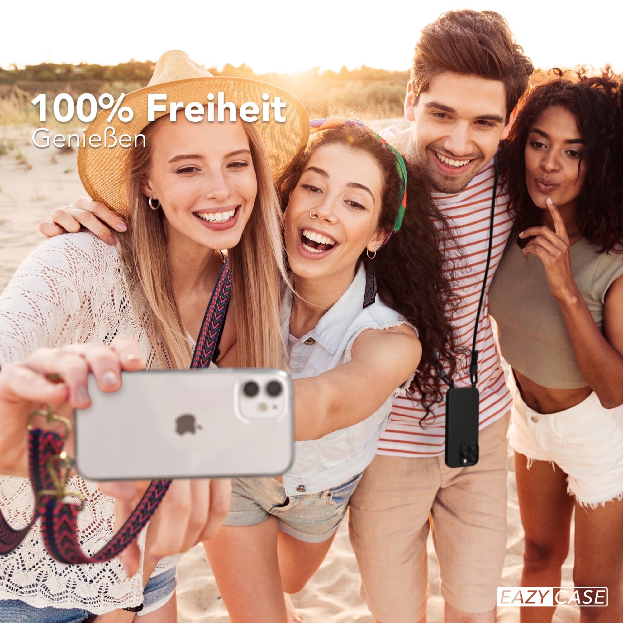 Vier Personen machen ein Selfie am Strand. Das Telefon hat einen Riemen.